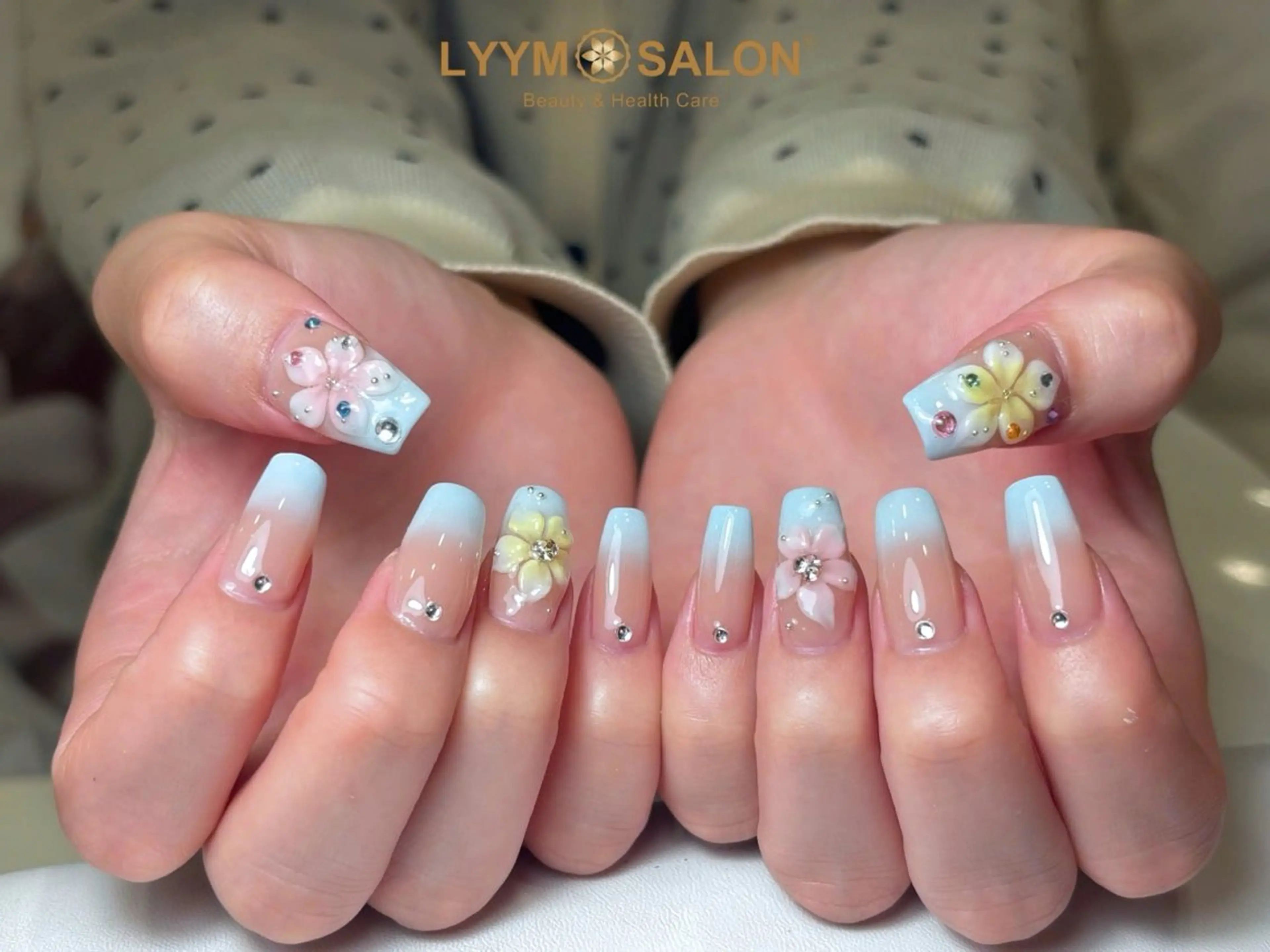 ネイル オーロラネイル ブルー フラワーネイル グラデーション キラキラネイル ハンドネイル LYYM Salonのネイルデザイン