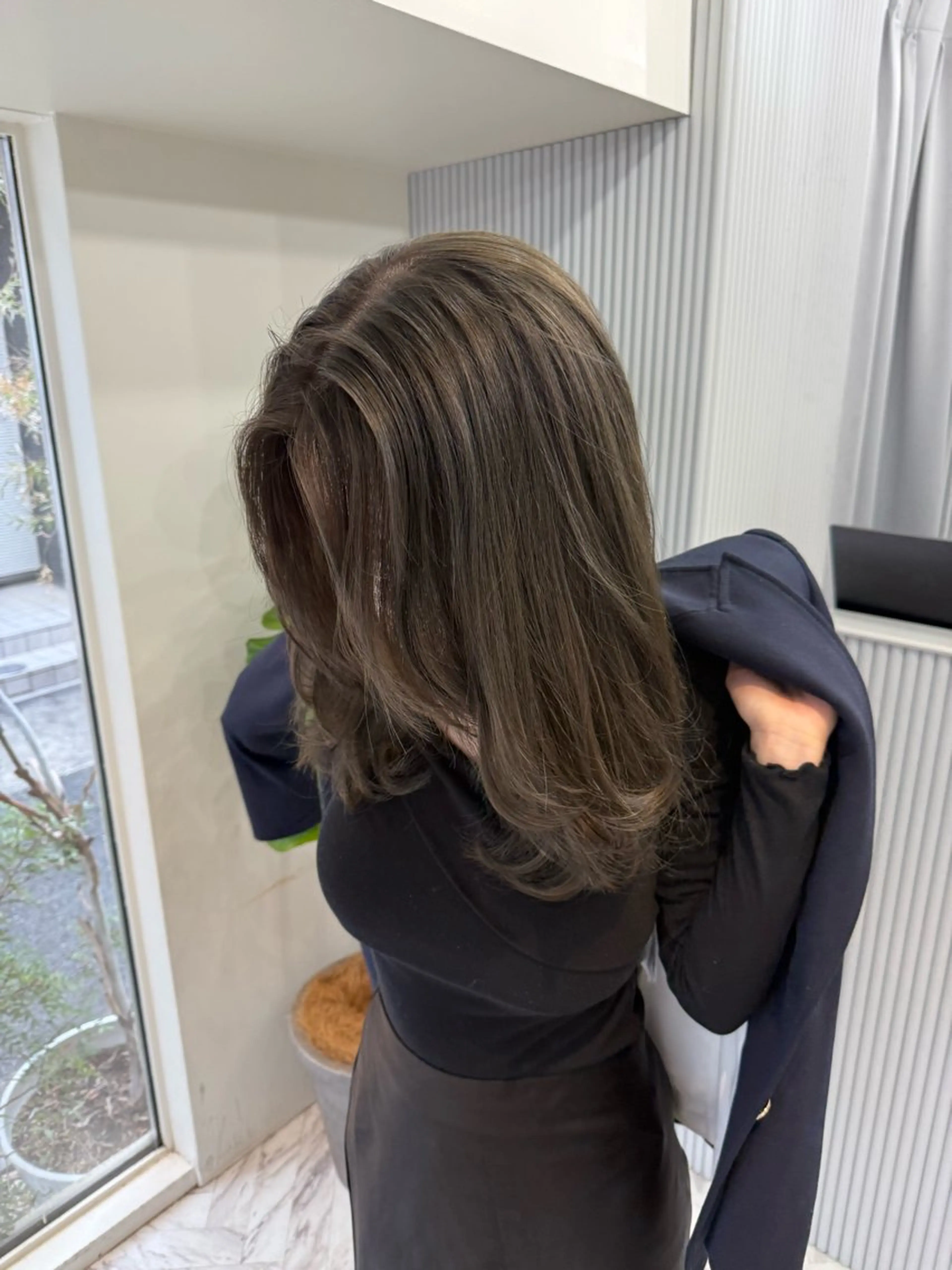 セミロング カラー ミルクティー× グレージュMOMOのヘアスタイル