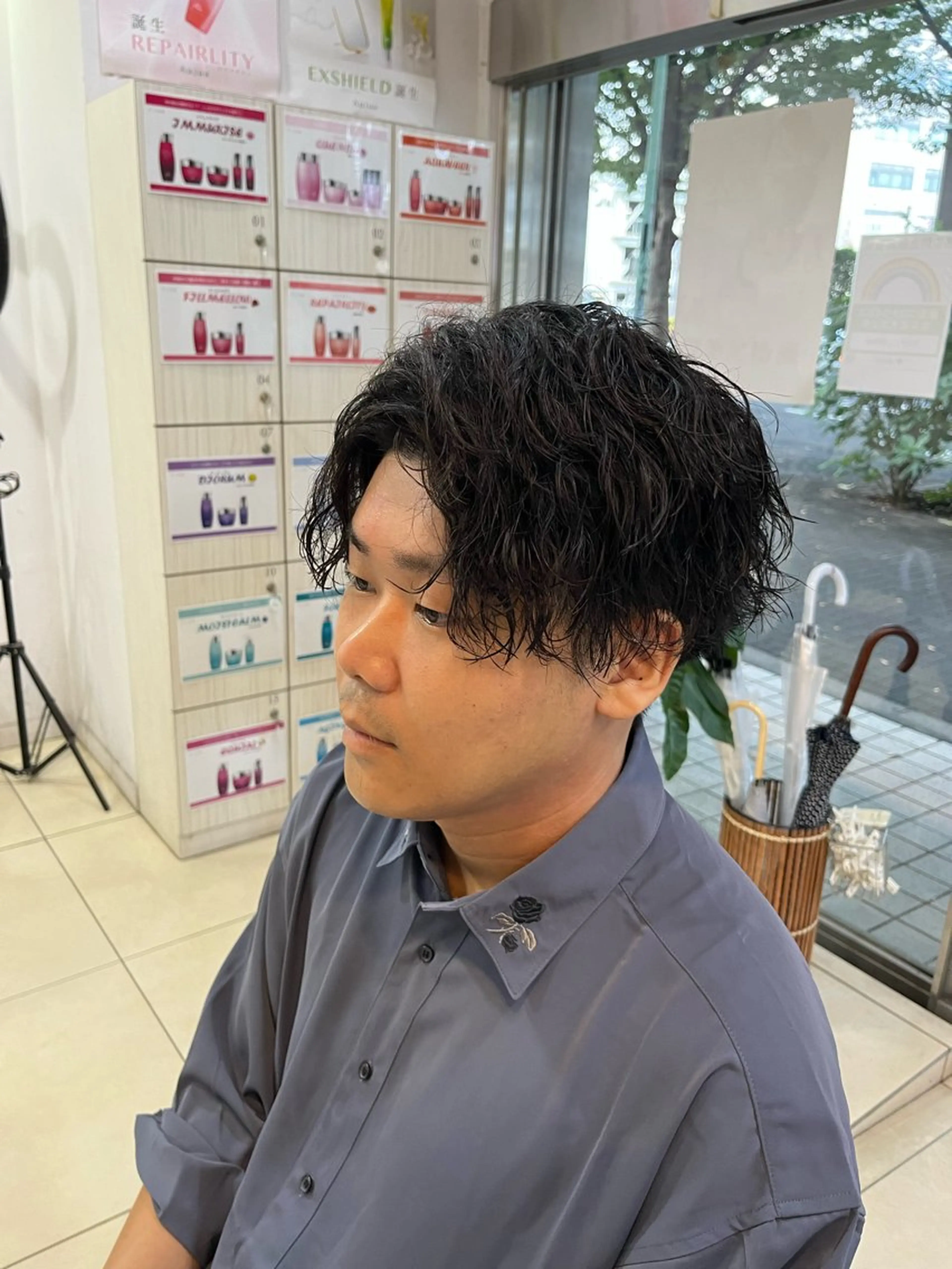 ミディアム パーマ メンズ ミディアムパーマ センターパート メンズパーマ ツイストスパイラルパーマ スパイラルパーマ カット パーマ 韓国メンズヘア/ 毛流れヘア　須田龍世のヘアスタイル