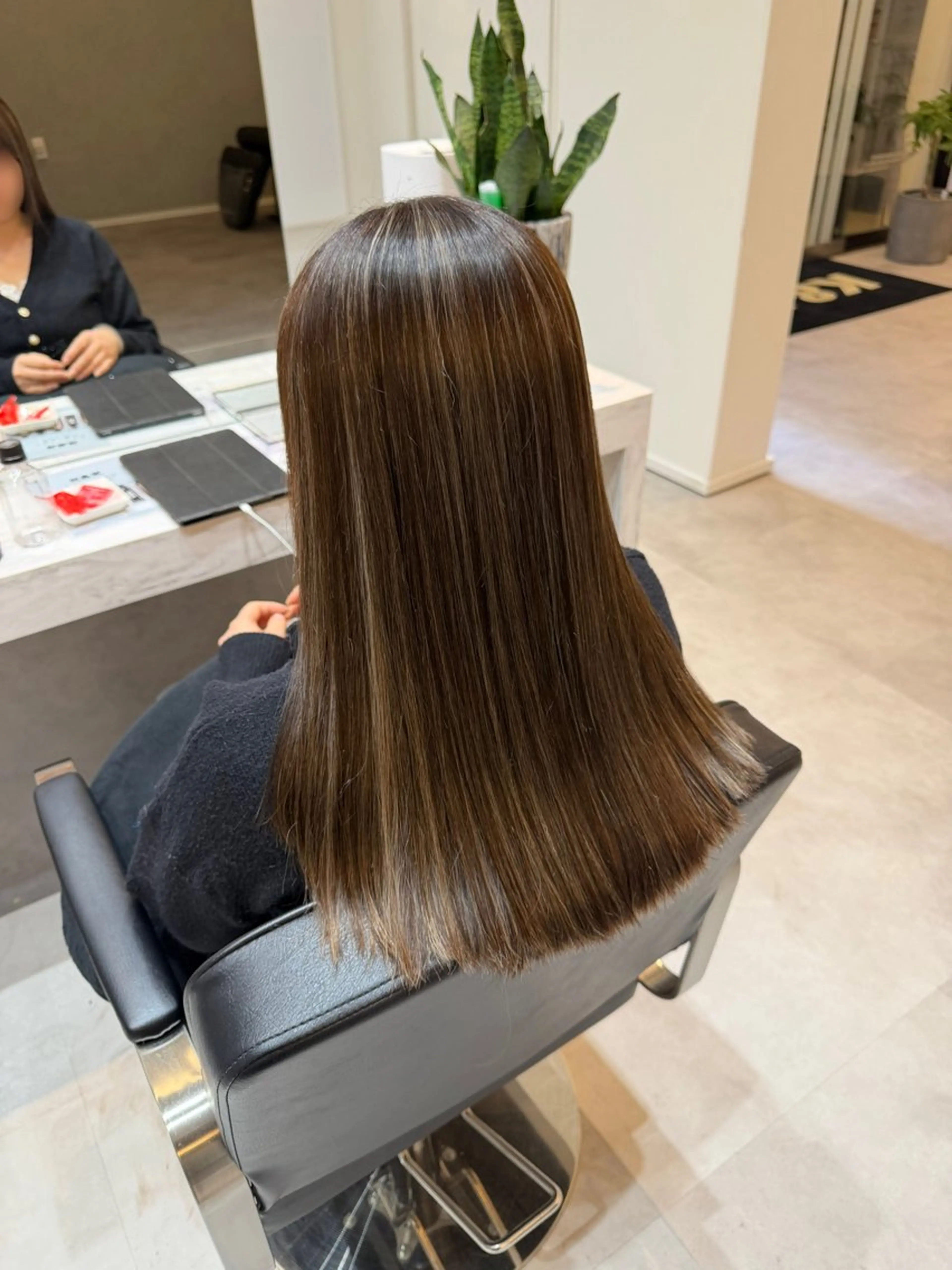 セミロング カラー 岡田 詠のヘアスタイル