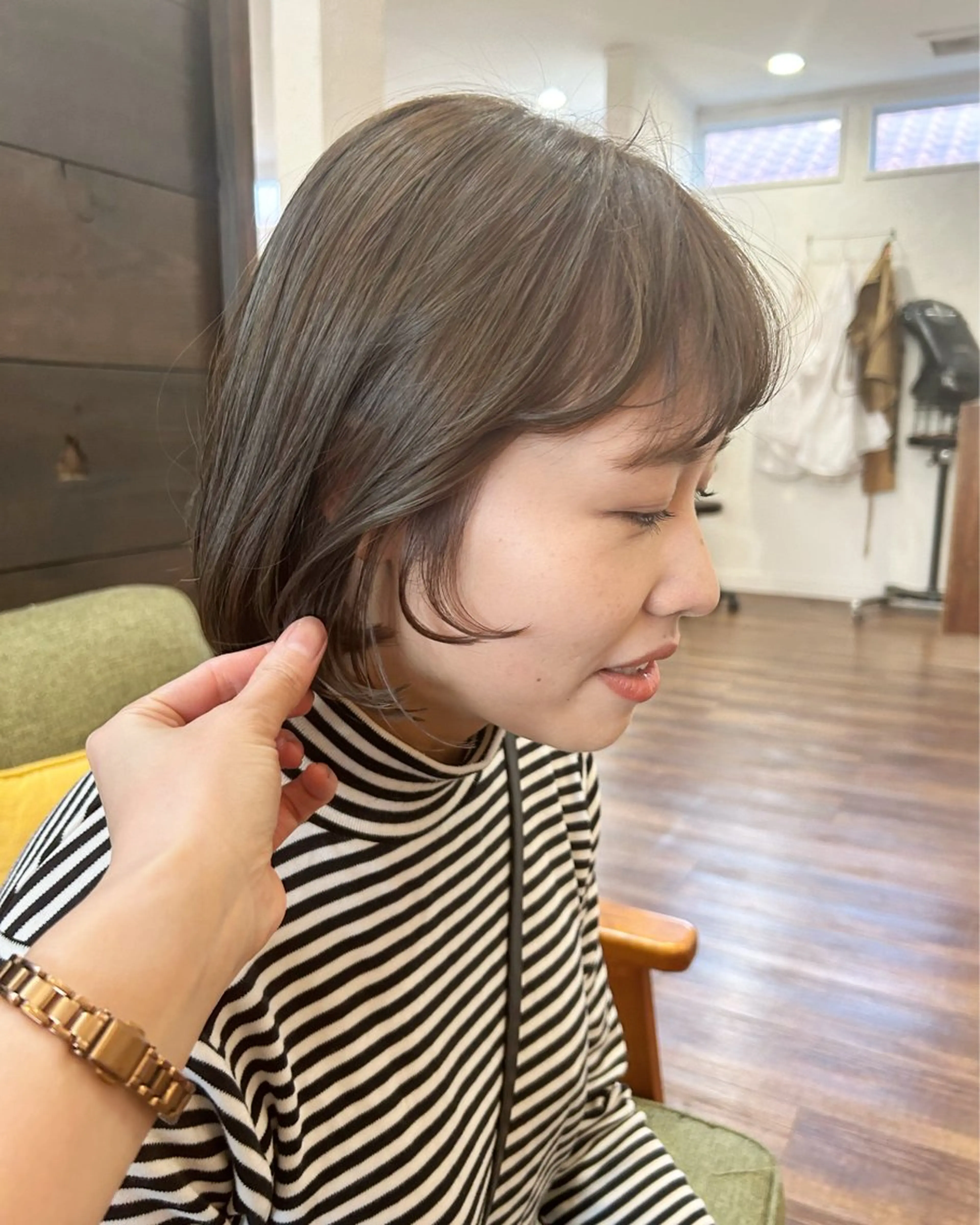 ショート カラー ベージュカラー ハイライトカラー オリーブベージュ ハイライト カット ヘアカラー トリートメント 江原 彩華のヘアスタイル