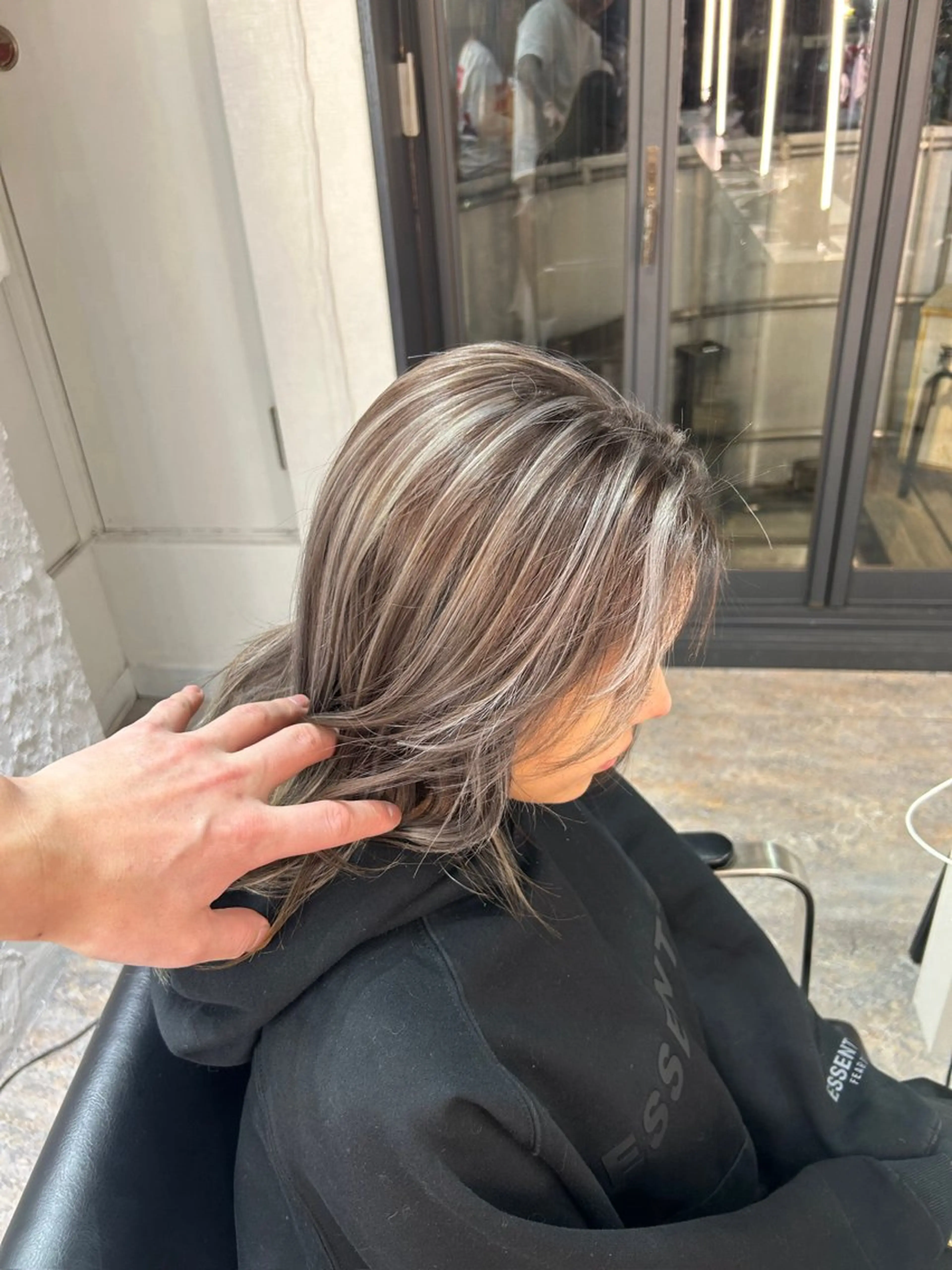 ミディアム カラー ベージュカラー カット ヘアカラー トリートメント レイヤーカット BLend 渋谷のヘアスタイル