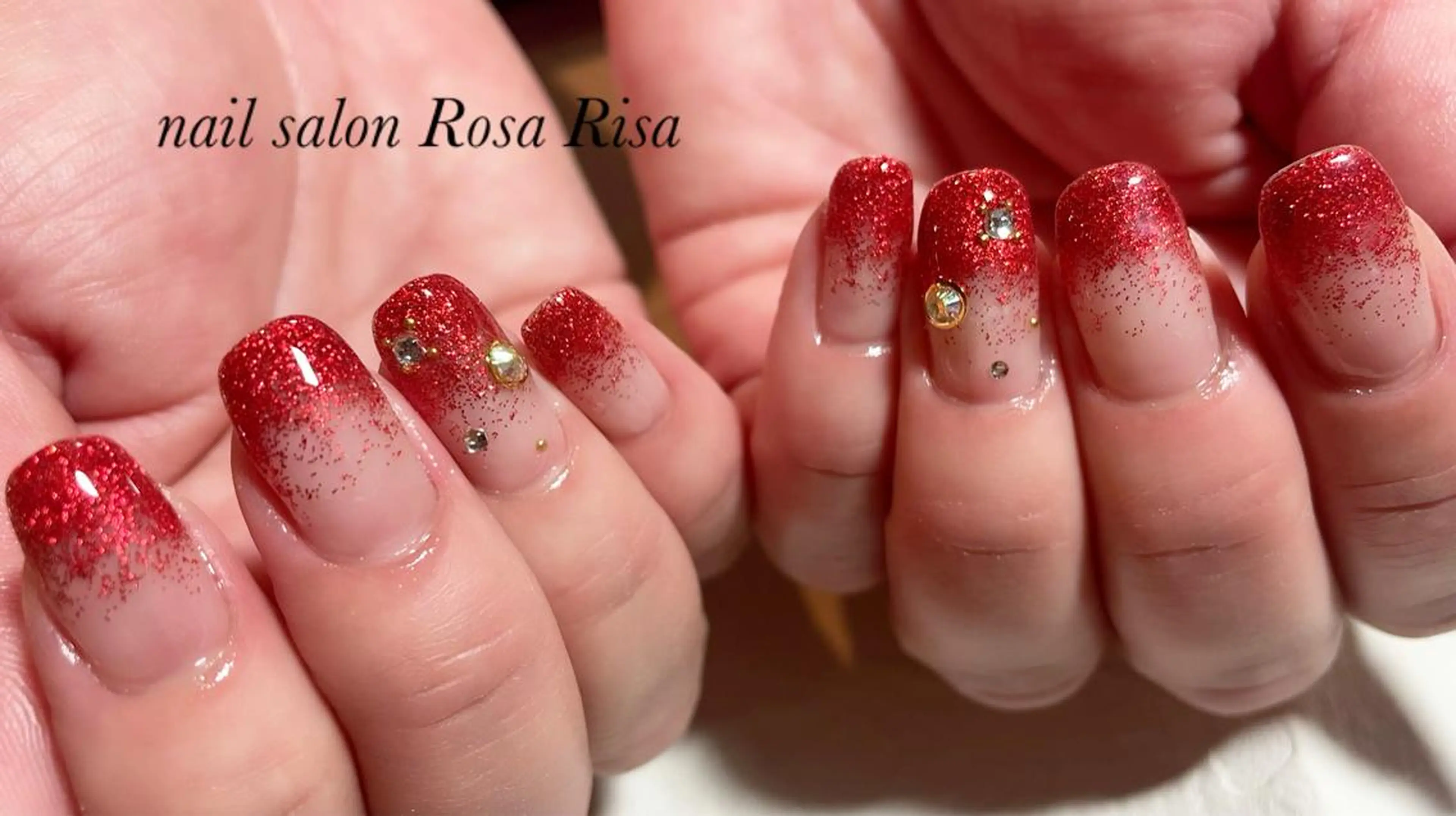 セミロング ネイル ラメ(グリッター) 赤色 ストーンネイル ネイルスタジオ シェイクユアハンズのネイルデザイン