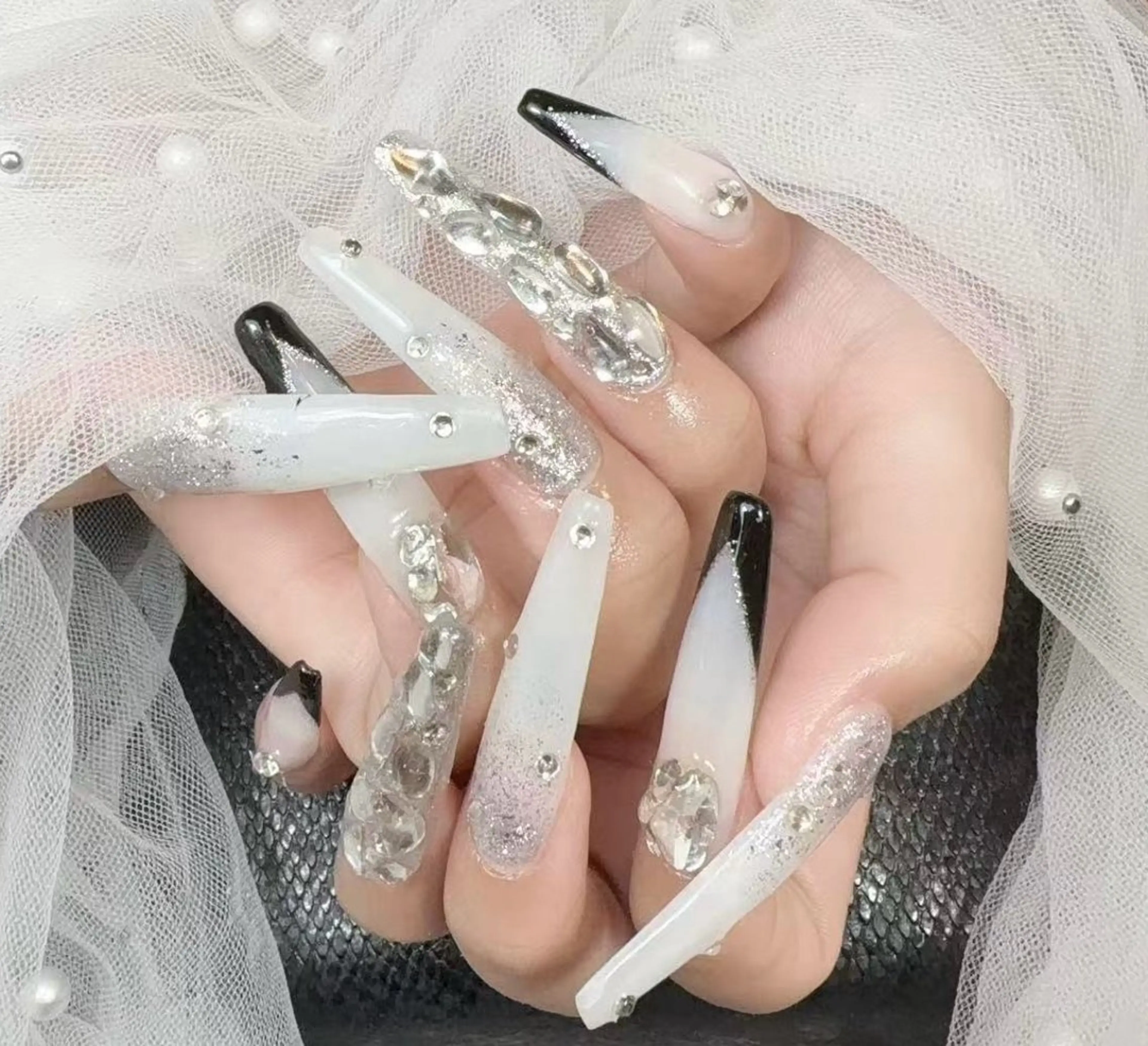 ネイル アートネイル フラワーネイル ゴージャス キラキラネイル ストーンネイル ハンドネイル リセス 高田馬場💎のネイルデザイン