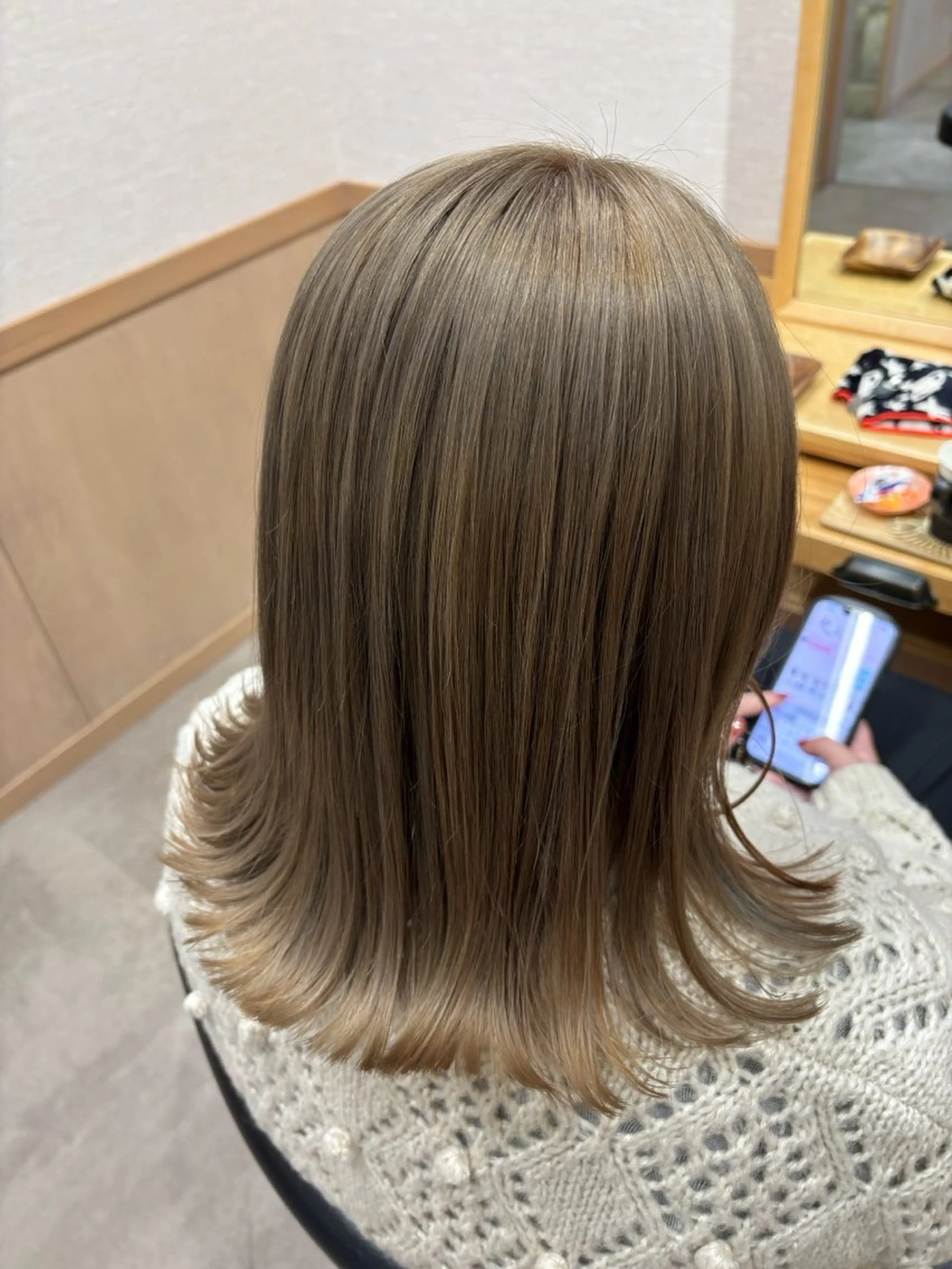 ミディアム カット ヘアカラー 髪の家 tikiのヘアスタイル