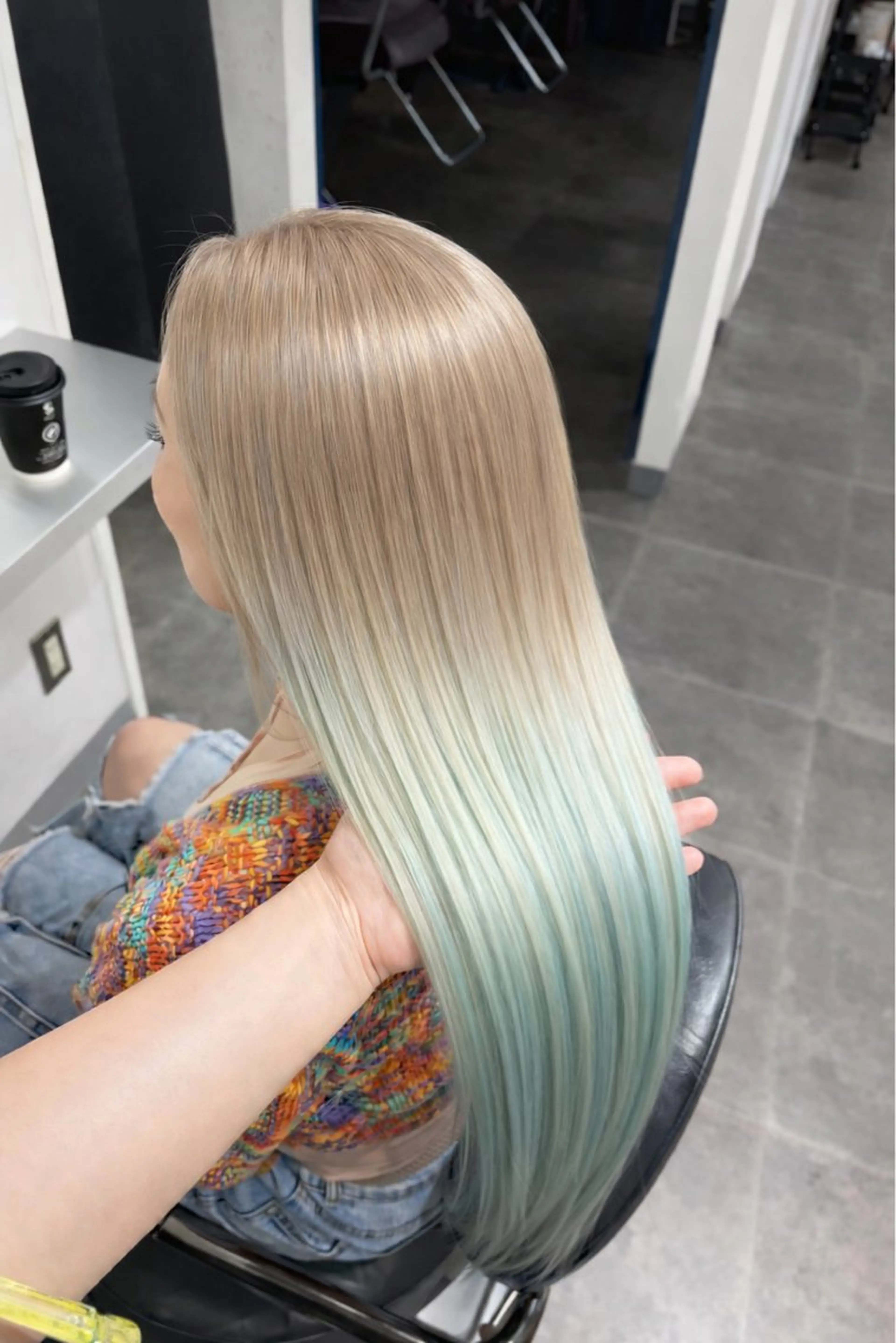 ロング カラー グラデーションカラー 泉澤 風花のヘアスタイル