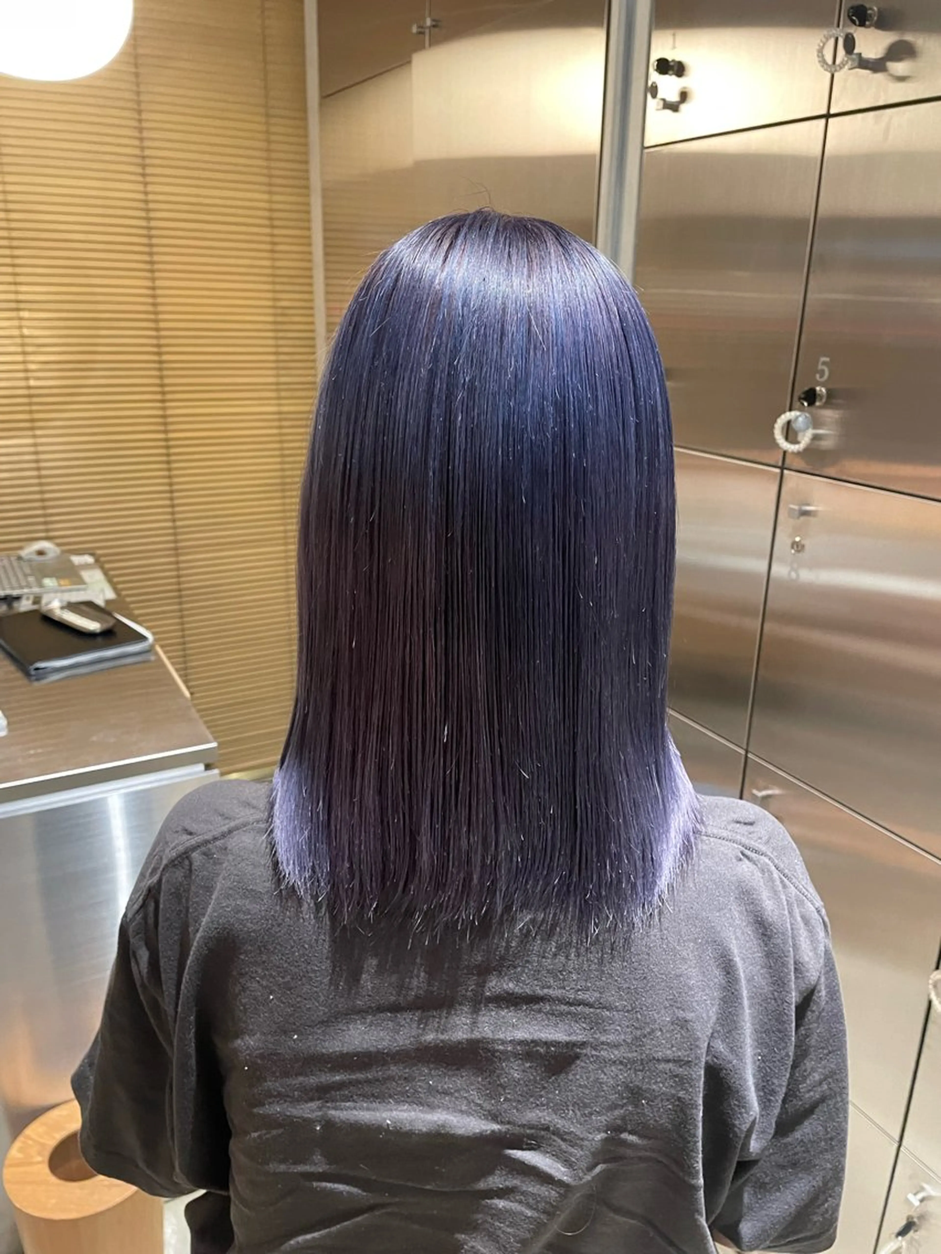 ミディアム カラー シルバー 樋口 花穂のヘアスタイル