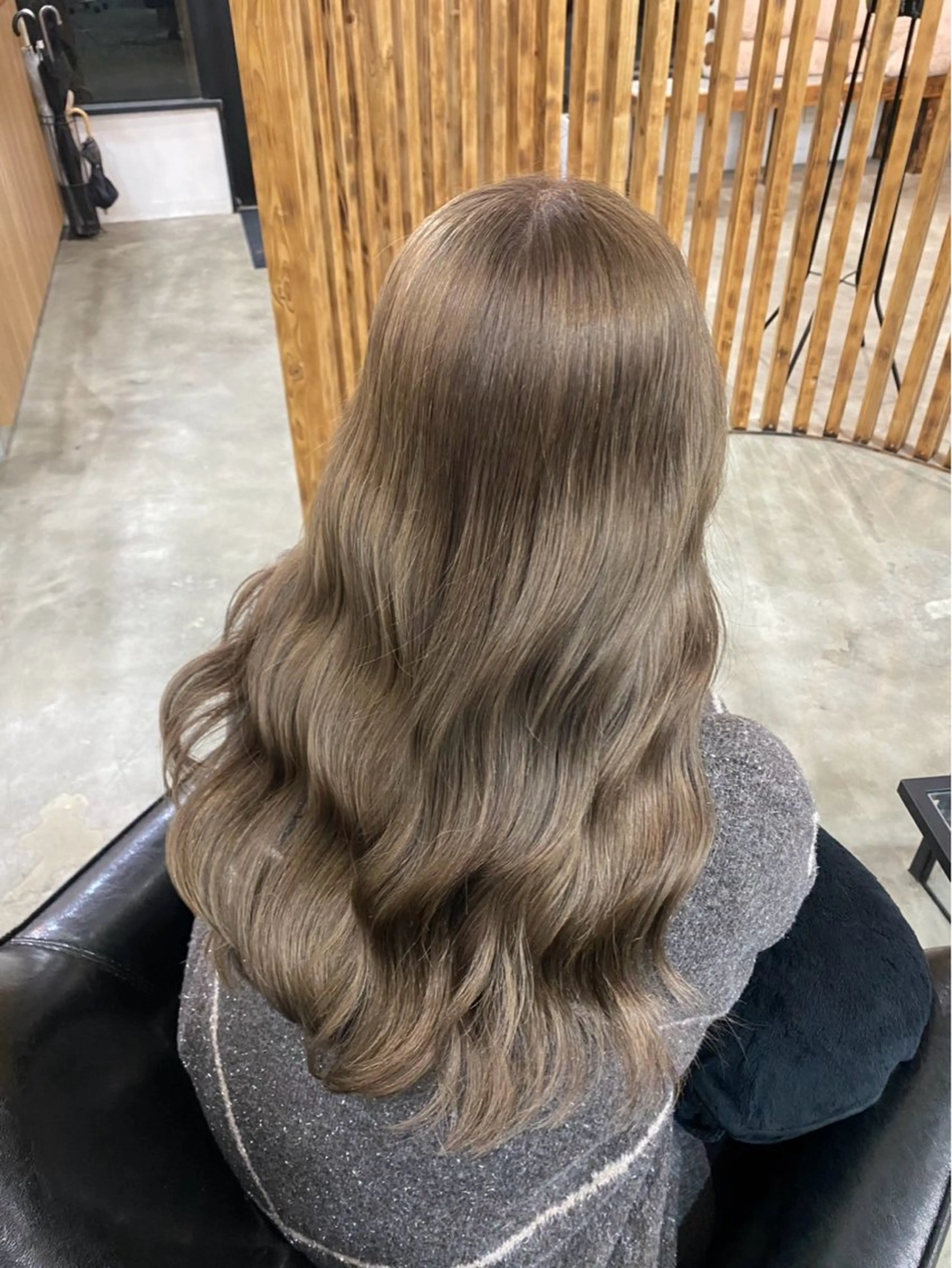 ロング カラー ブリーチ 透明感カラー グレージュ 當銘 花蓮のヘアスタイル