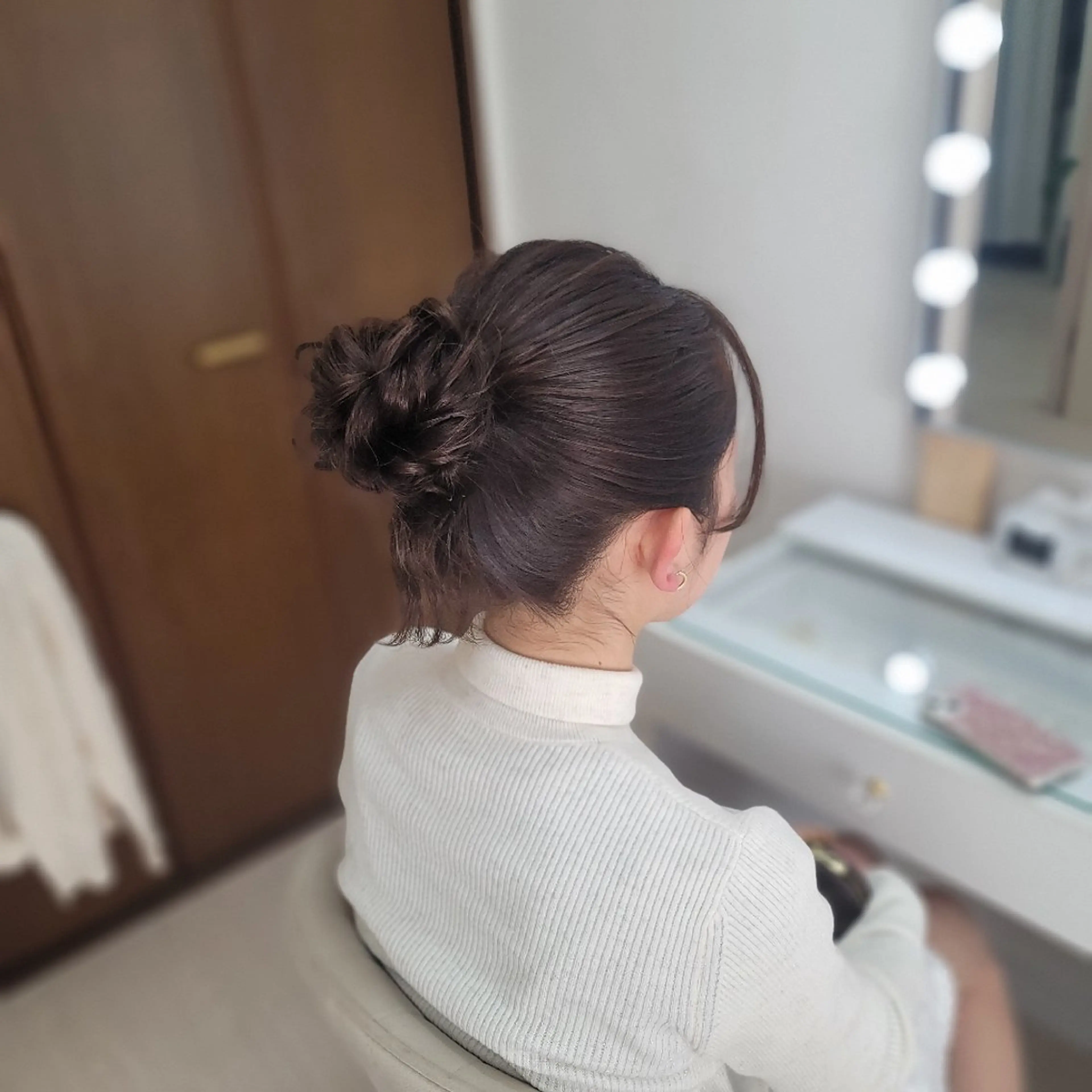 セミロング ヘアアレンジ お団子ヘア 渥美 寿美翔のヘアスタイル