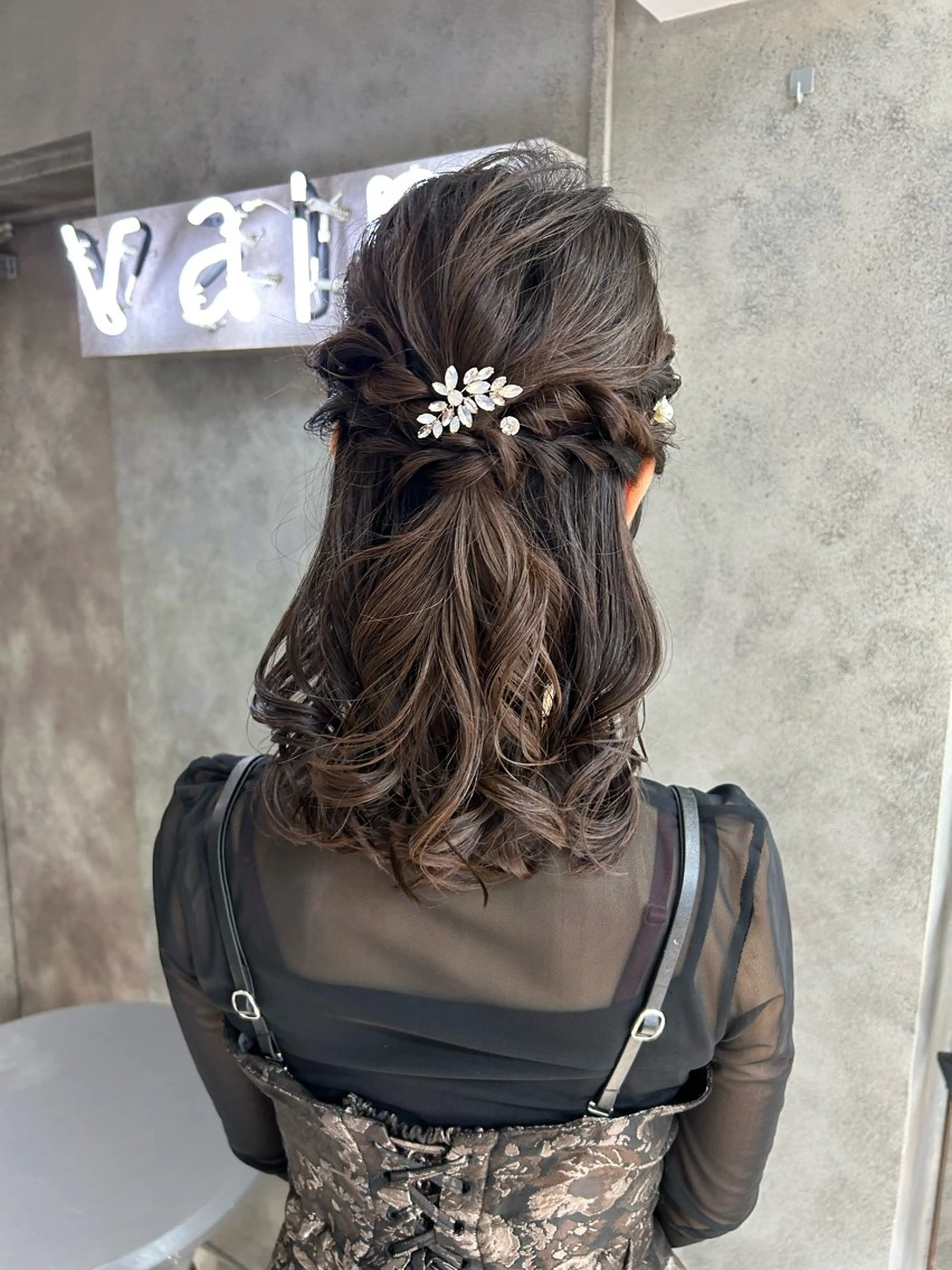ミディアム ヘアアレンジ ハーフアップ 結婚式・ブライダル ヘアセット ナチュラル×色気パ ーマ 渋谷/マナミのヘアスタイル