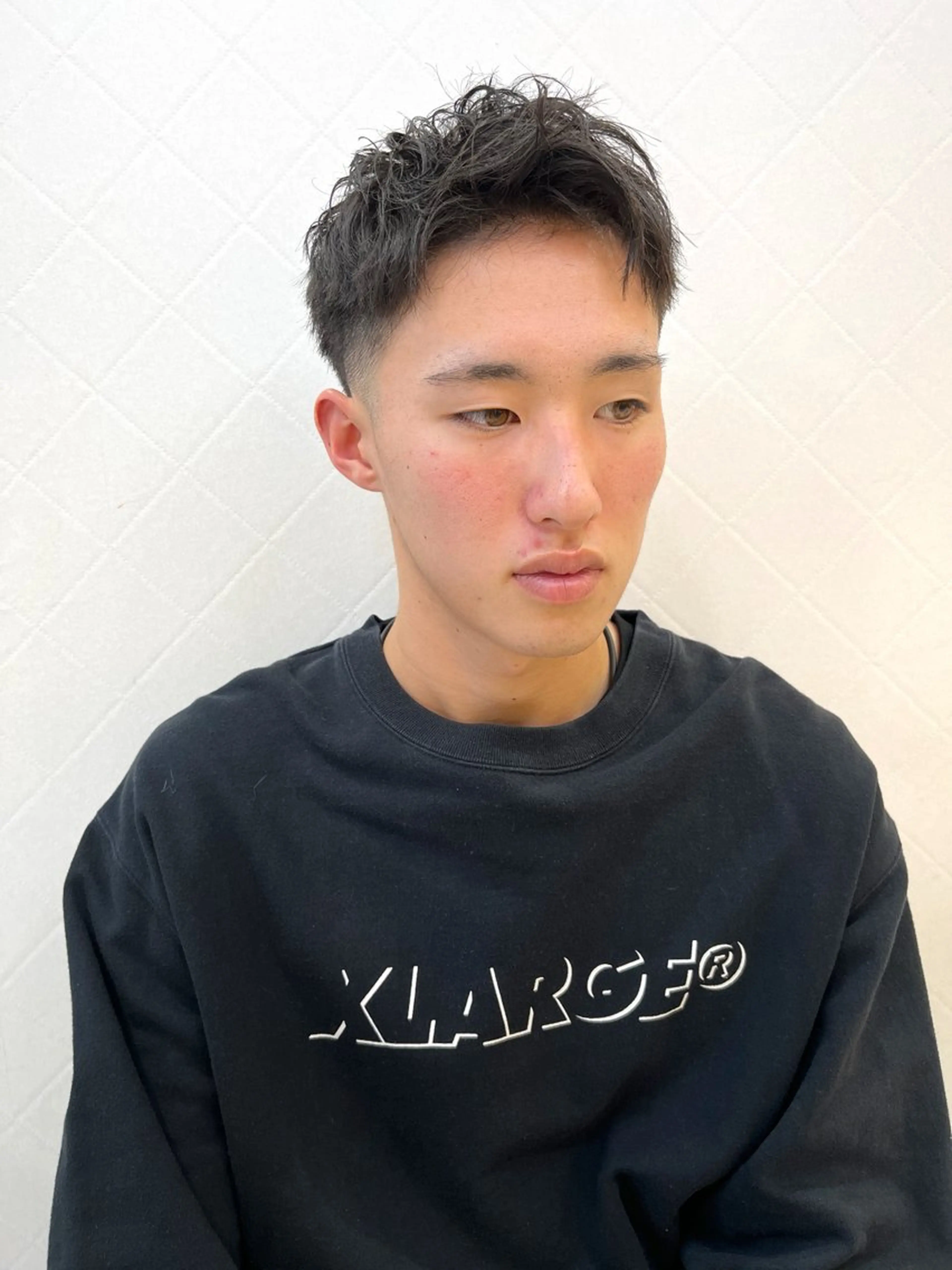 ショート メンズ アップバング フェードカット メンズショート スキンフェード 刈り上げ 縮毛矯正／ 似合わせ／古津遼平のヘアスタイル