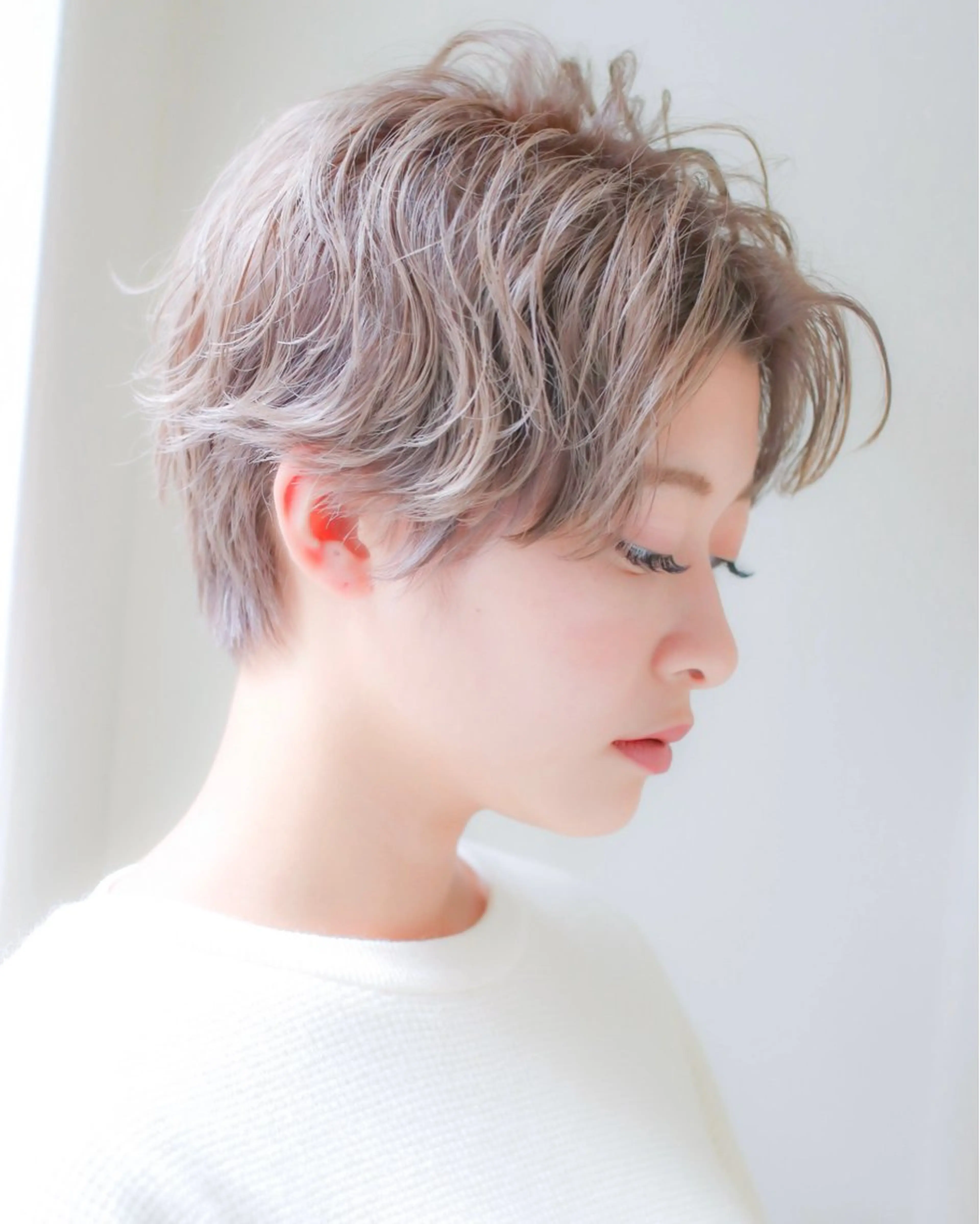 ショート カラー パーマ ベージュカラー ハイトーンカラー ハイトーンベージュ ショートヘア カット ヘアカラー トリートメント Lond re Maison.原宿のヘアスタイル
