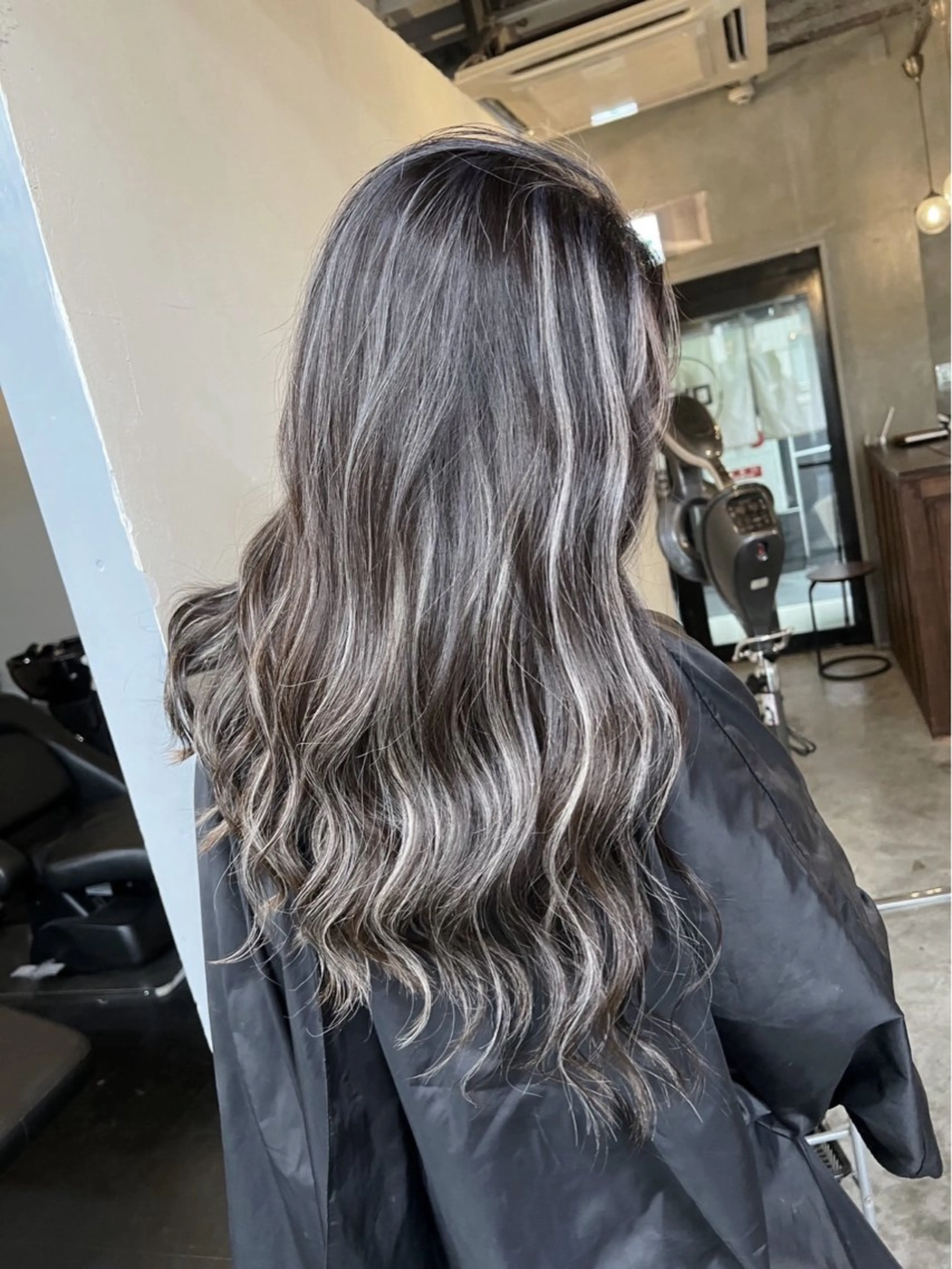 ロング カラー ダークグレー ダークグレージュ グレージュ ハイライトカラー ハイライト ヘアカラー トリートメント ROBIN所属・指名数No.1 /NAOYAのヘアスタイル