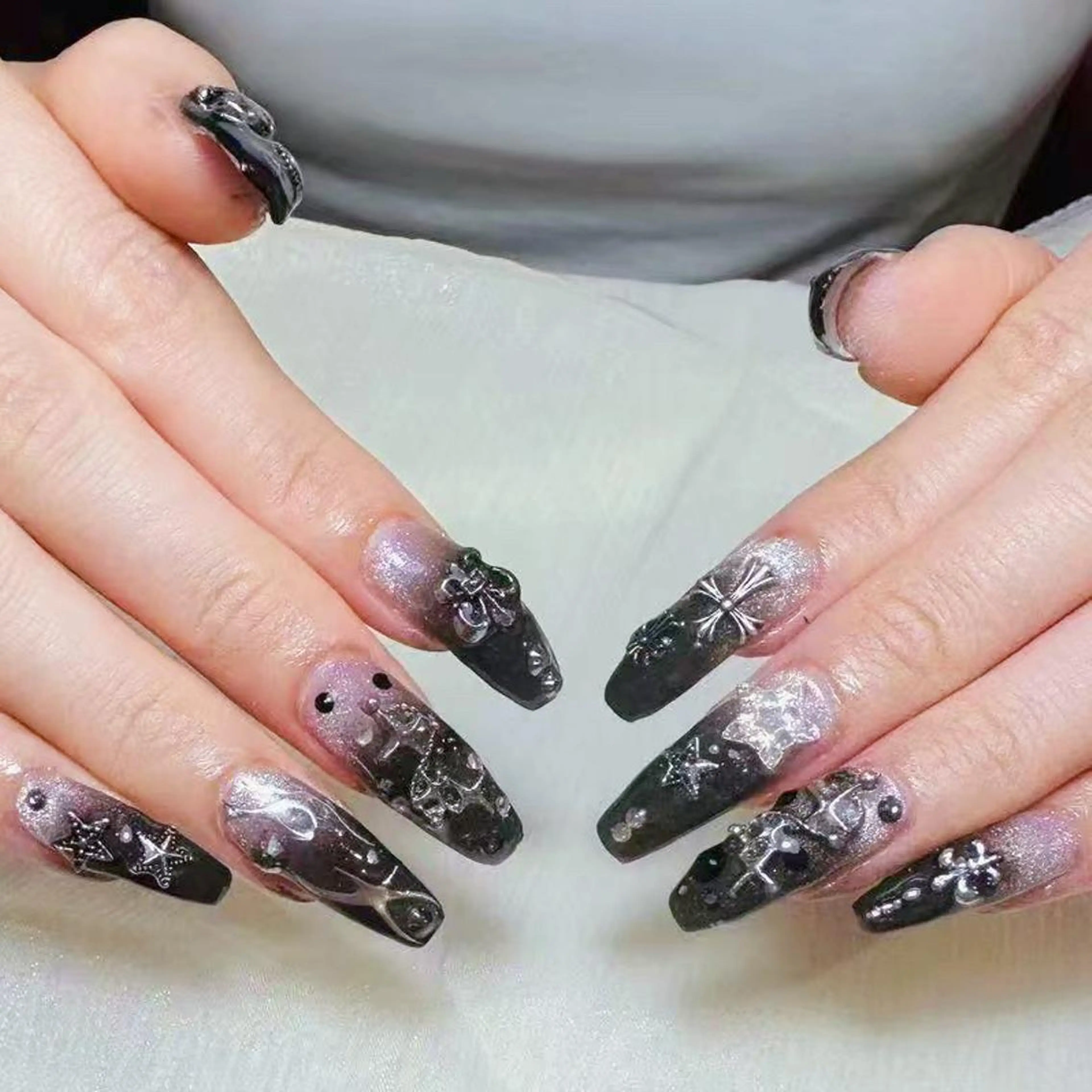 ネイル アートネイル オーロラネイル ガーリー キラキラネイル 韓国ネイル ハンドネイル Leah 💅のネイルデザイン