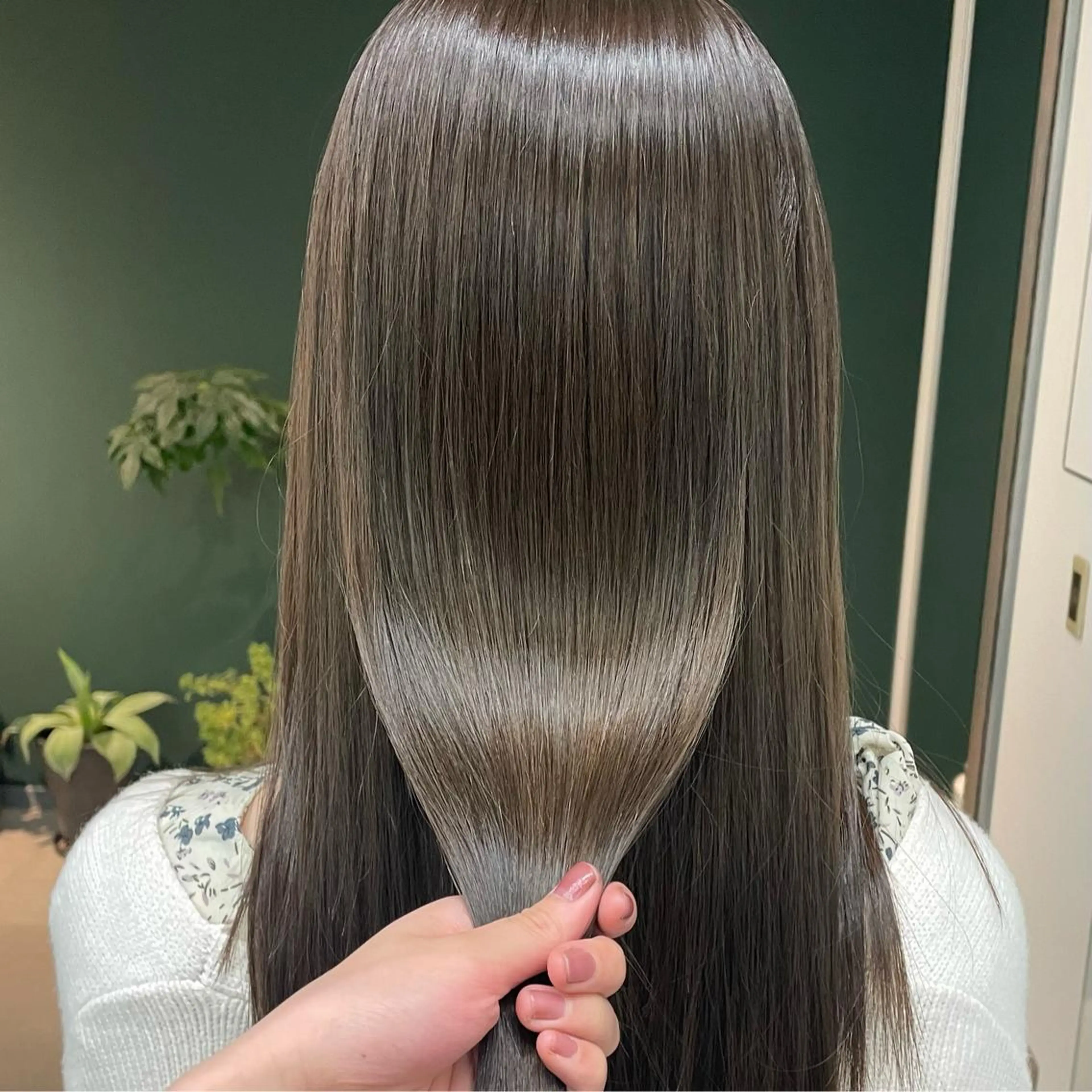 ロング カラー ベージュカラー ブリーチ 透明感カラー ブリーチなしカラー オリーブベージュ ひなた あゆみのヘアスタイル