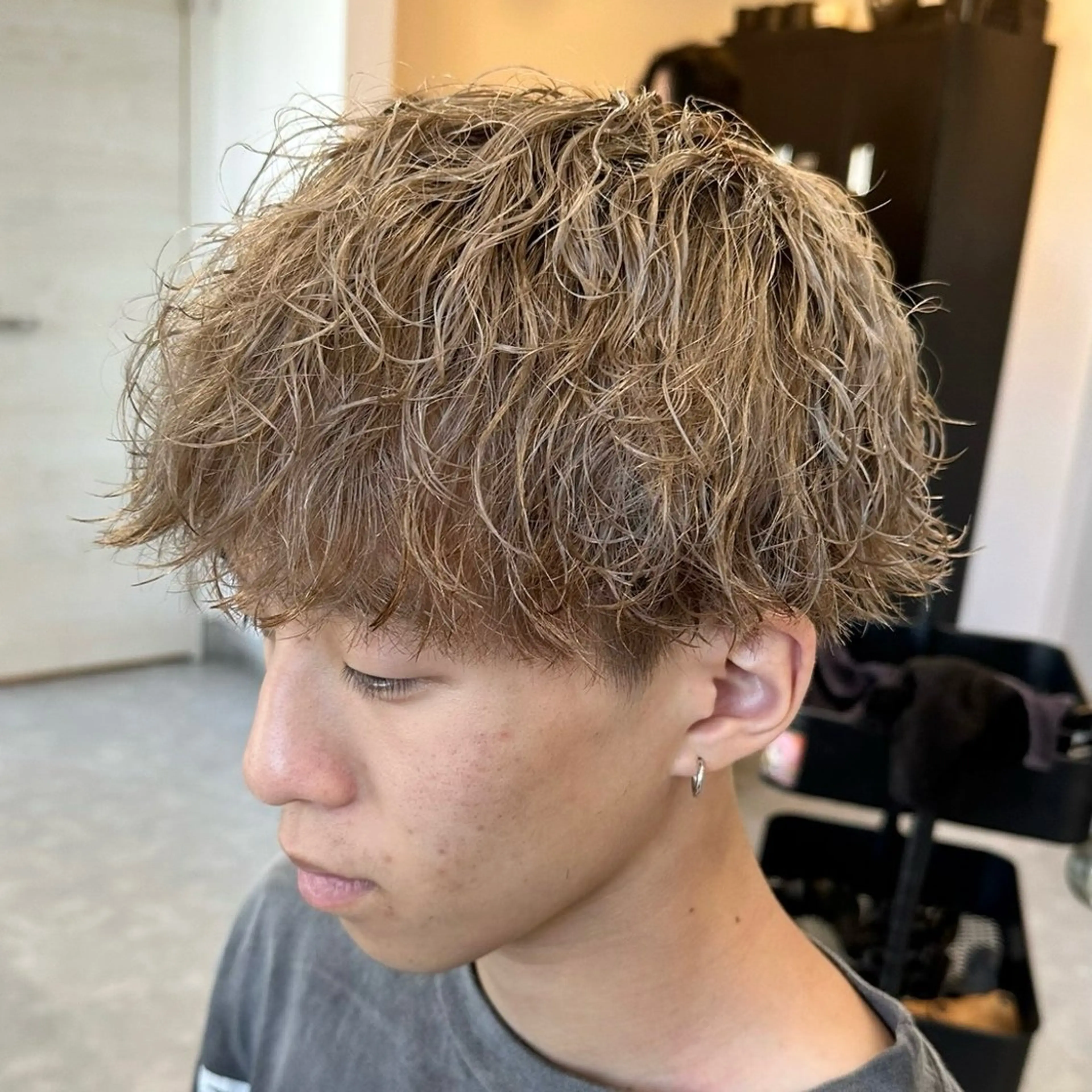 ショート カラー パーマ メンズ メンズブリーチ メンズパーマ 波巻きパーマ ブリーチ スパイラルパーマ FeU【フゥ】所属・メンズパーマ WATARUのヘアスタイル