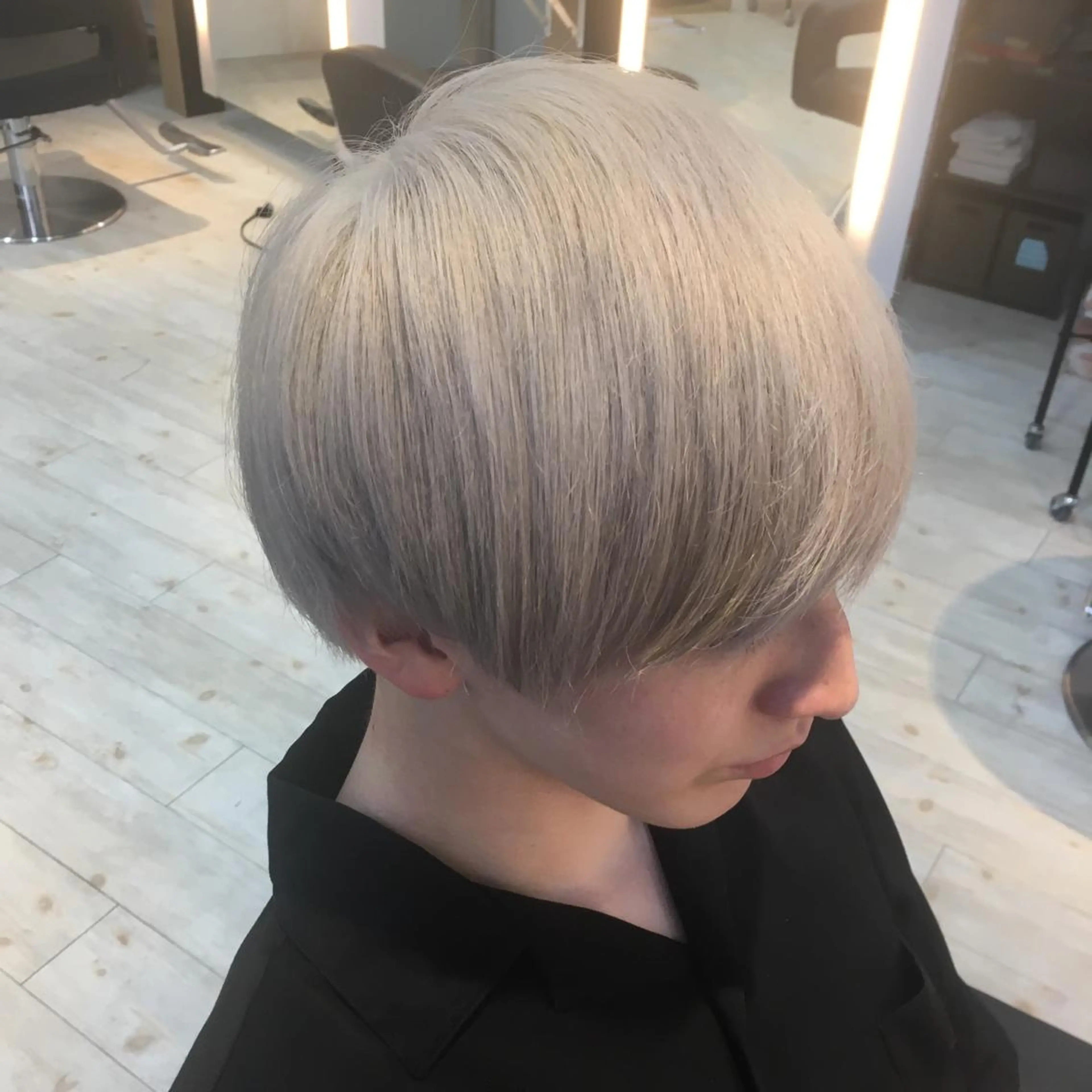 ショート カラー 井手 孔介のヘアスタイル