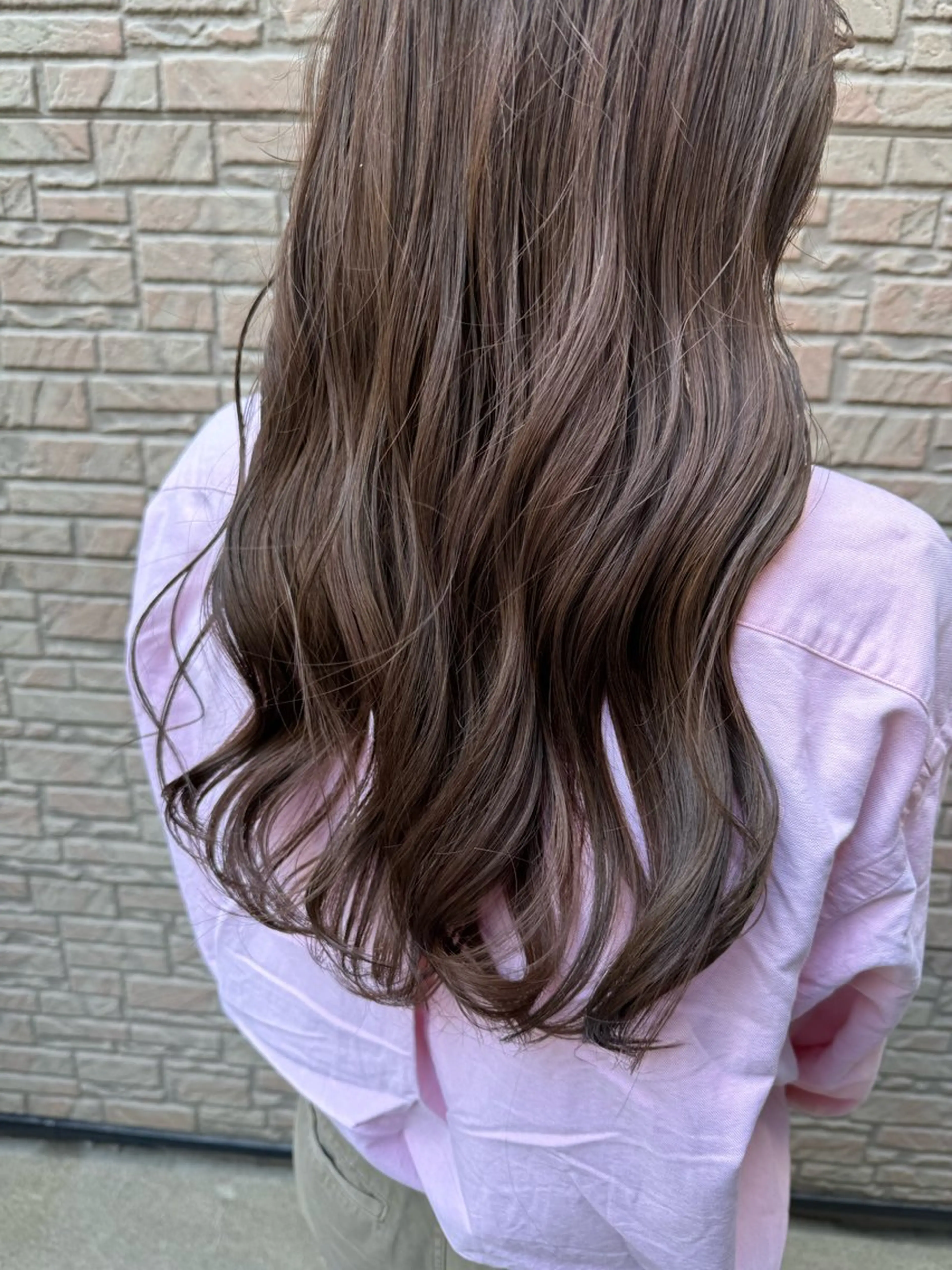 ロング カラー ベージュカラー ブリーチ ミルクティーベージュ ブリーチなしカラー ワタナベ テルマサのヘアスタイル