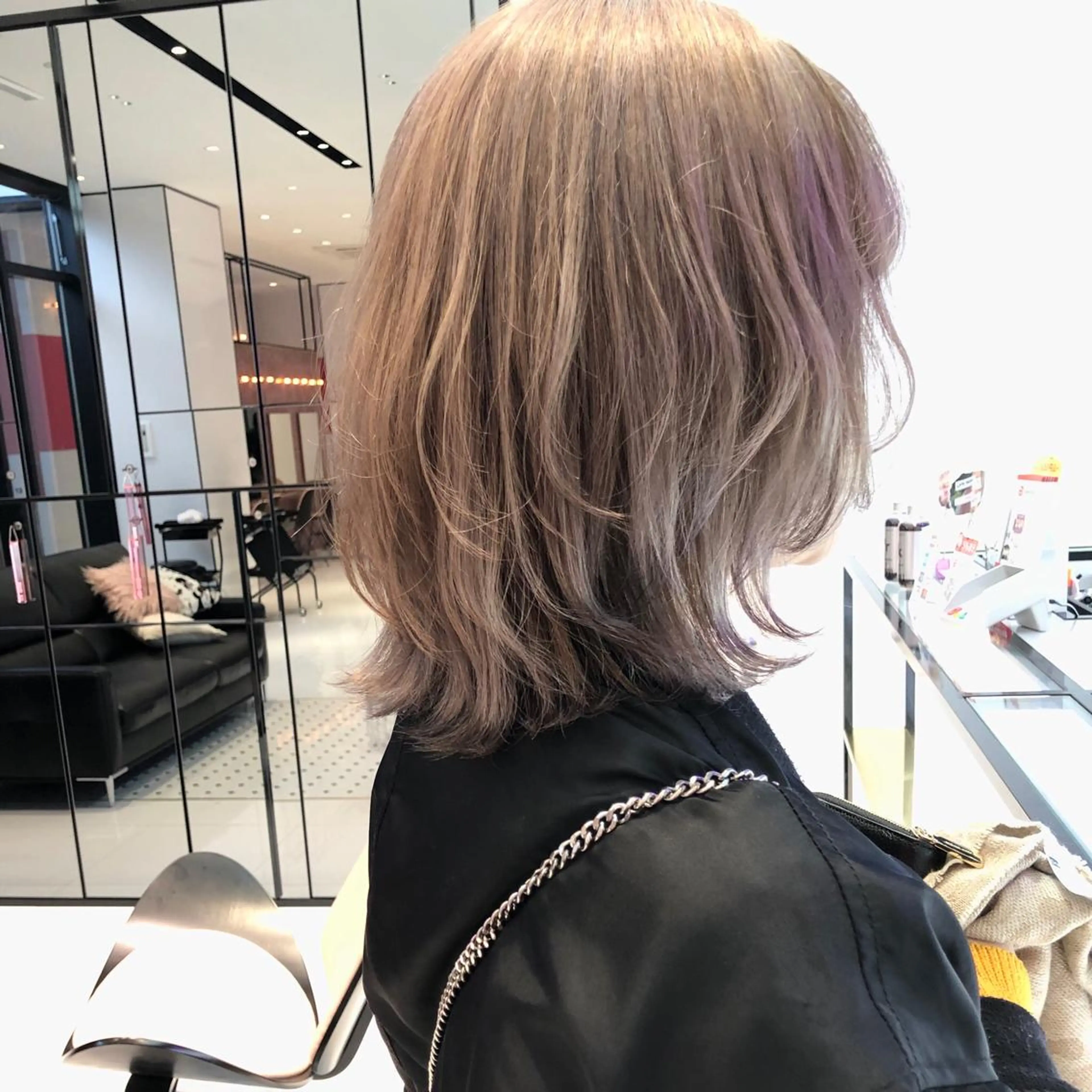 ミディアム カラー ベージュカラー ブリーチ ラベンダーカラー ラベンダーベージュ ウルフカット ヘアカラー 相川 愛実のヘアスタイル