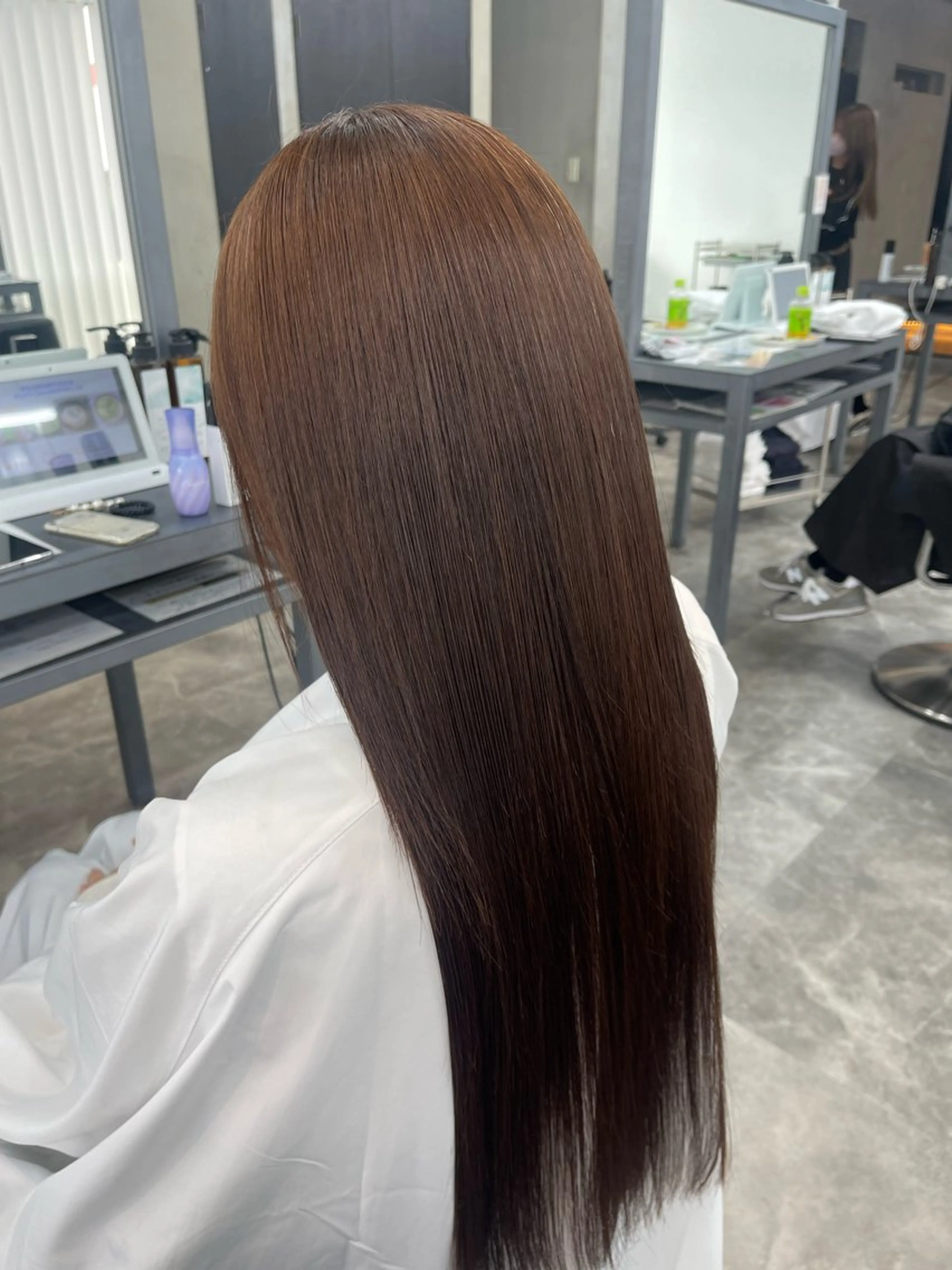 セミロング 縮毛矯正🐼暖色 根本侑季のヘアスタイル