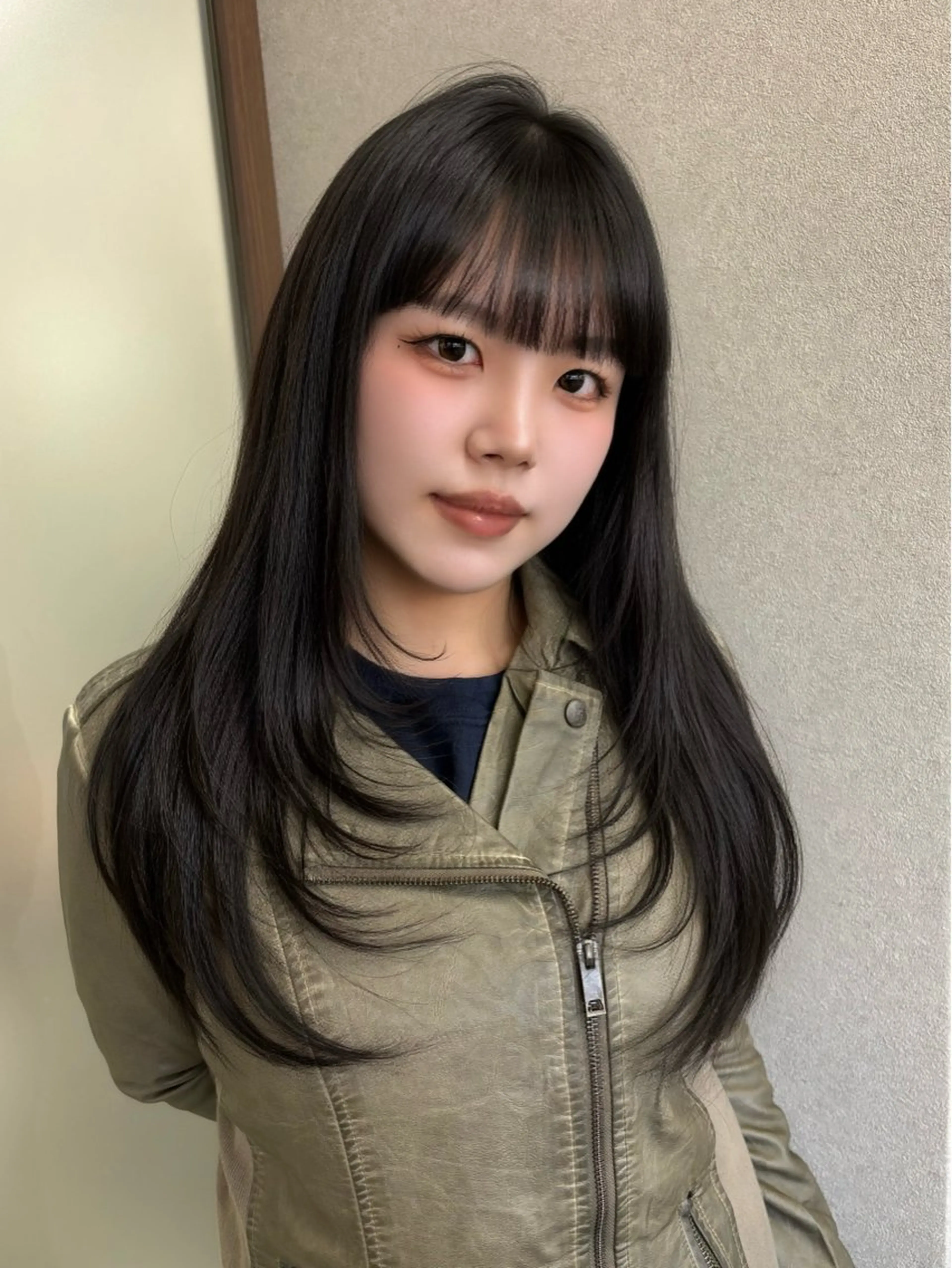 ロング チョコレートブラウン くびれヘア 卒業式のヘアスタイル 学生 韓国風ヘア SeiRa☪️ 艶髪 / 透明感のヘアスタイル