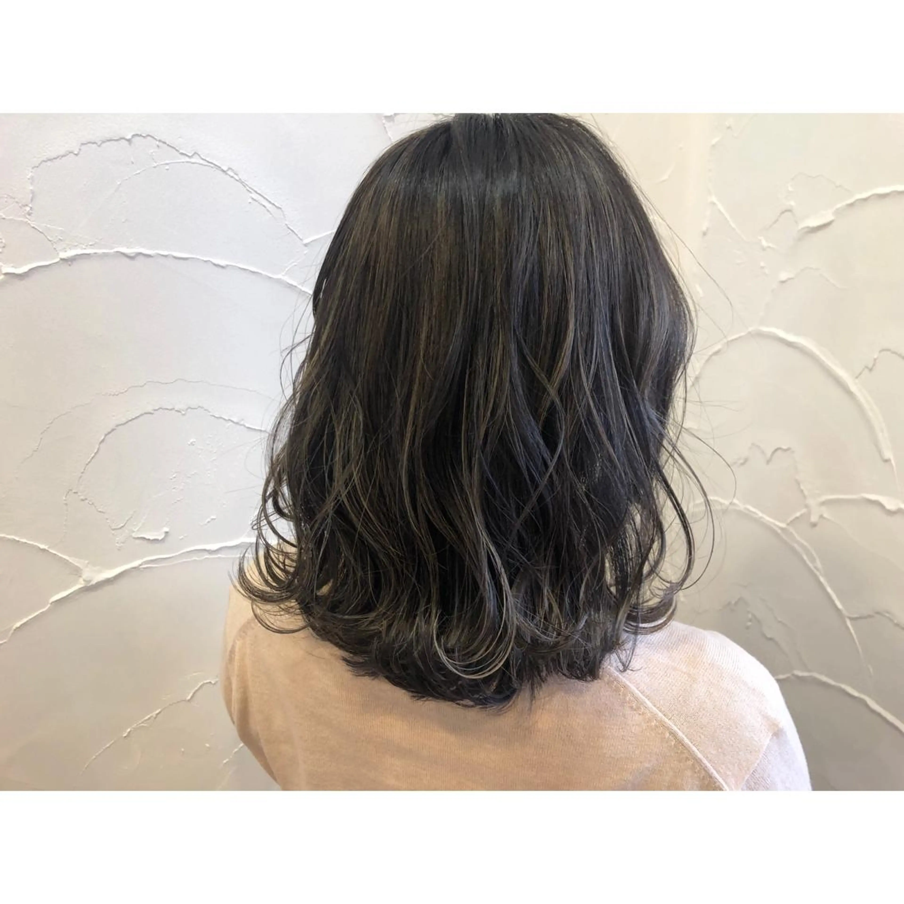 ミディアム カラー アッシュ ハイライトカラー シルバー シルバーアッシュ ハイライト ヘアカラー トリートメント ヘッドスパ パーソナルカラー診断 できます　木曽　主博のヘアスタイル