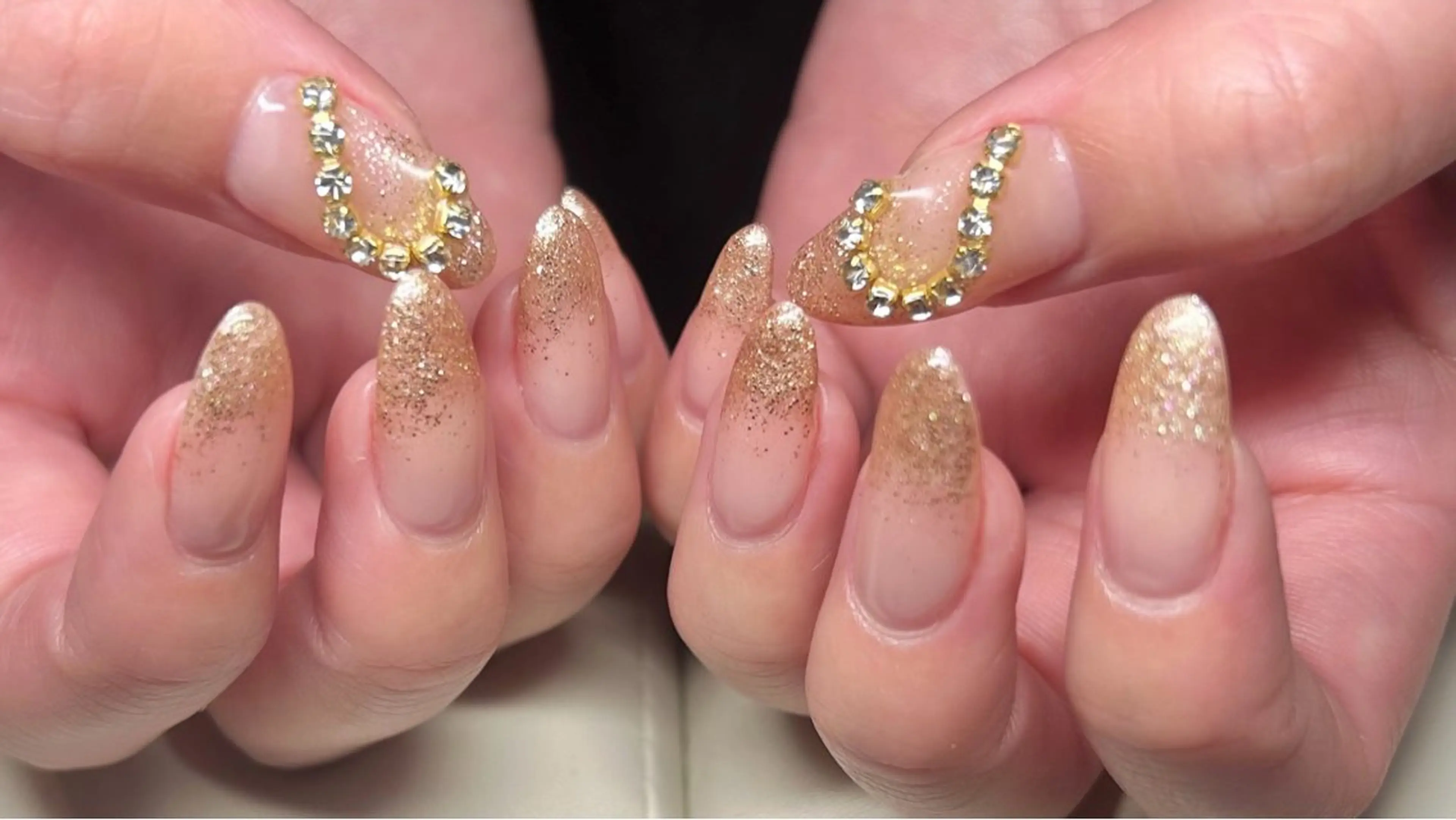 ネイル クレセントアイ Runaの眉毛・アイブロウイメージ