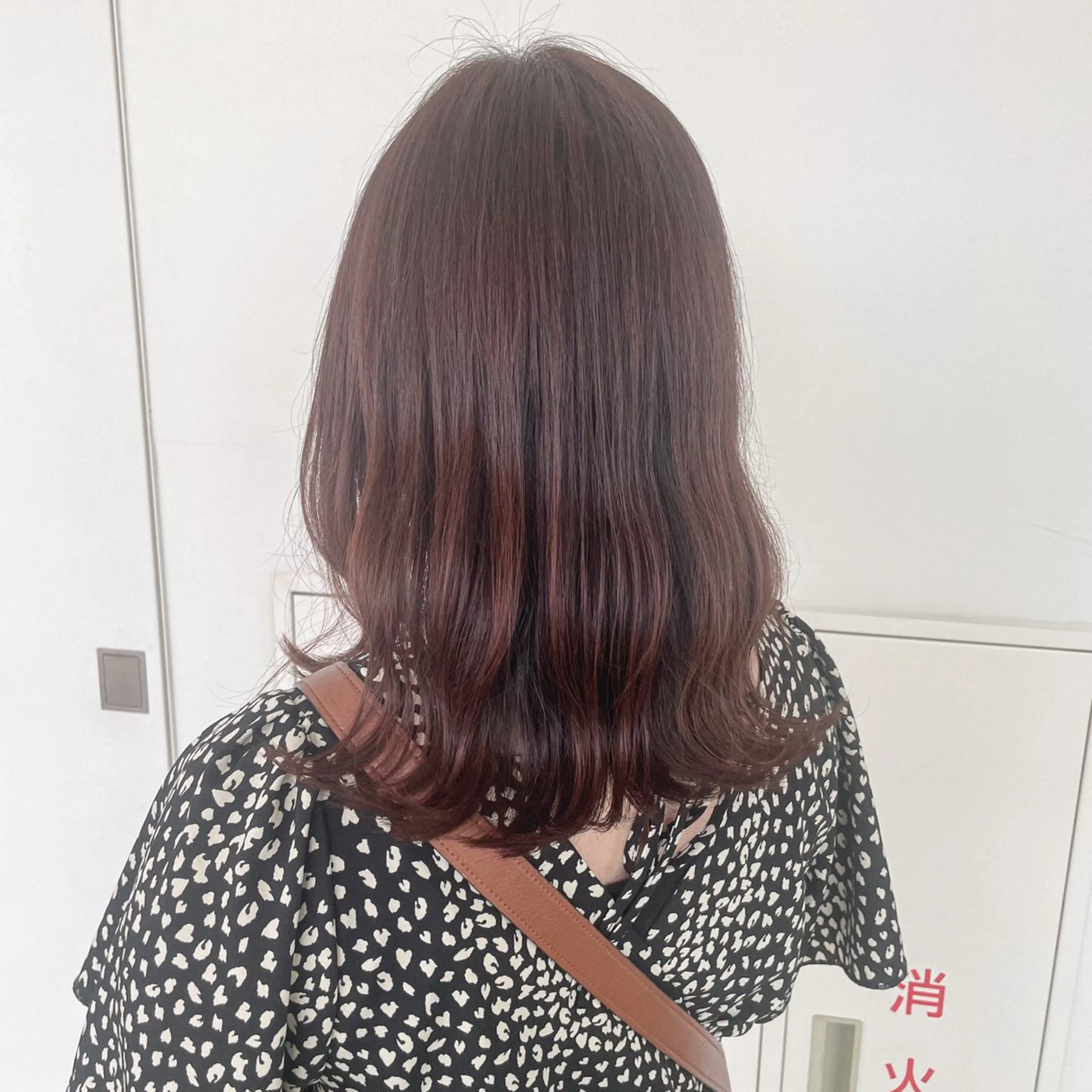 ミディアム ピンクブラウン くびれヘア 落合 美穂のヘアスタイル