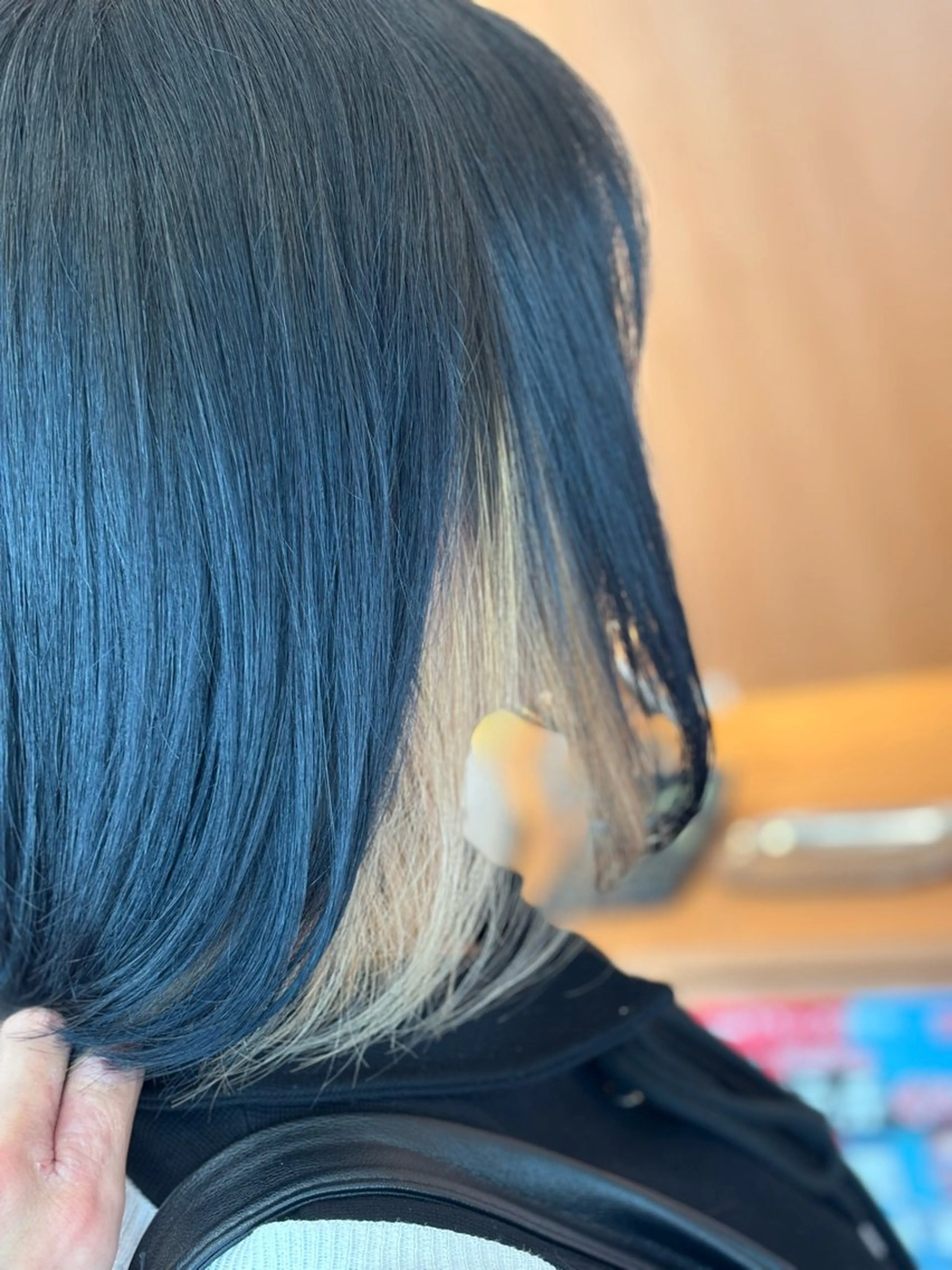 ミディアム カラー 黒髪 ブロンド ブルーカラー ブルーブラック ヘアカラー 竹葉 如起のヘアスタイル