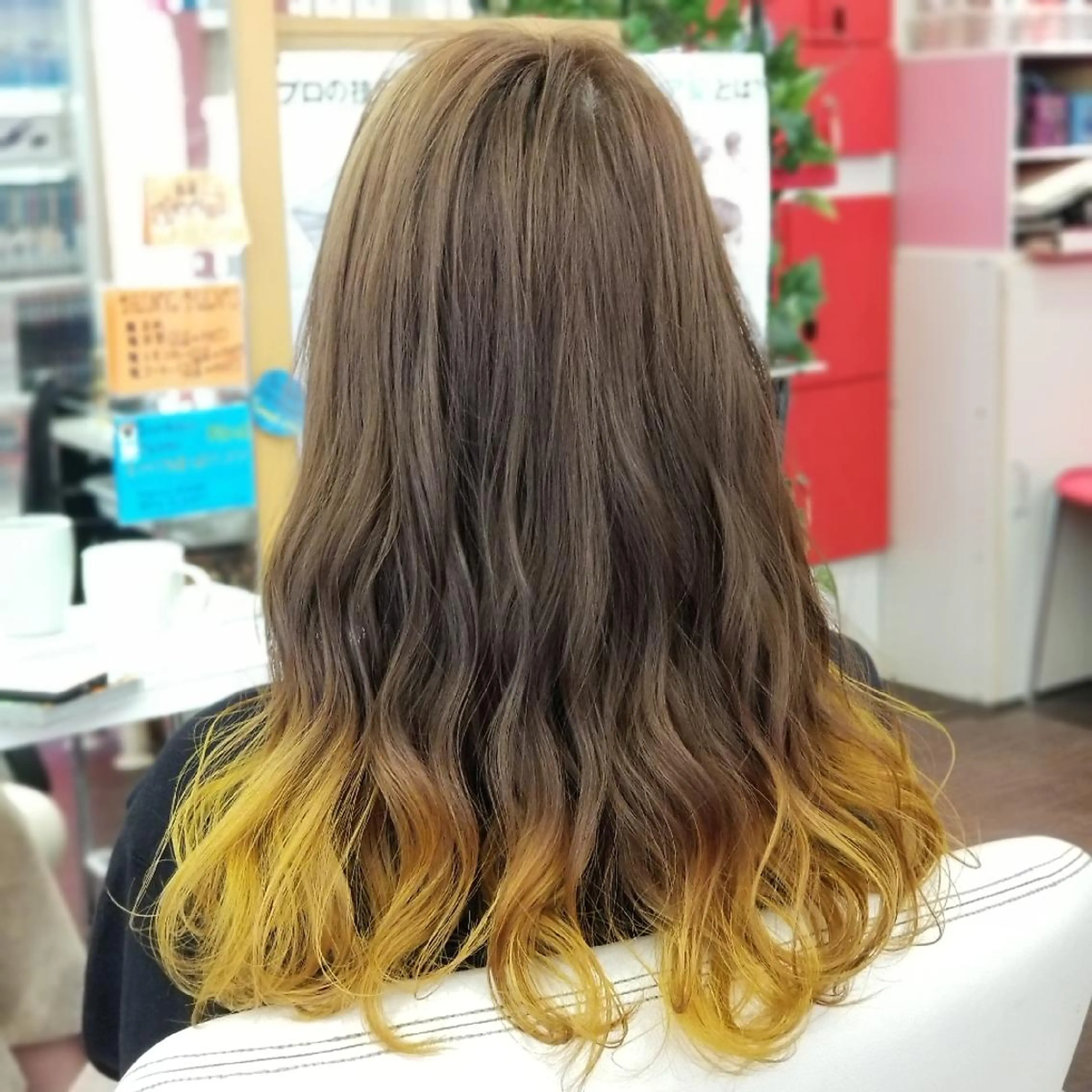 セミロング カラー ベージュカラー ブリーチ グラデーションカラー イエローカラー トリートメント ヘアカラー トリートメント 植田 /エクステ /ブリーチ/髪質改善のヘアスタイル