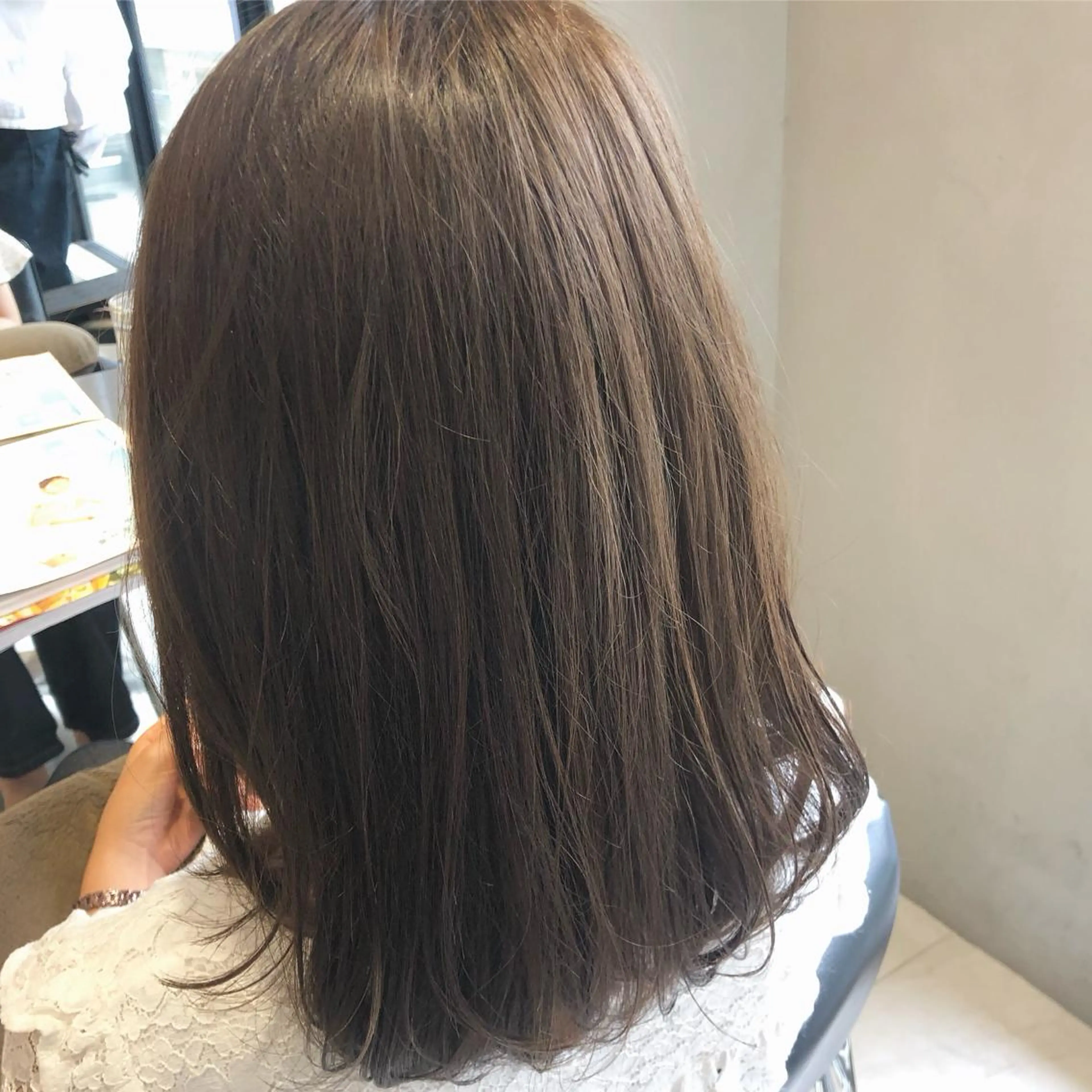 ミディアム カラー カット ヘアカラー トリートメント 荒木 依莉亜のヘアスタイル