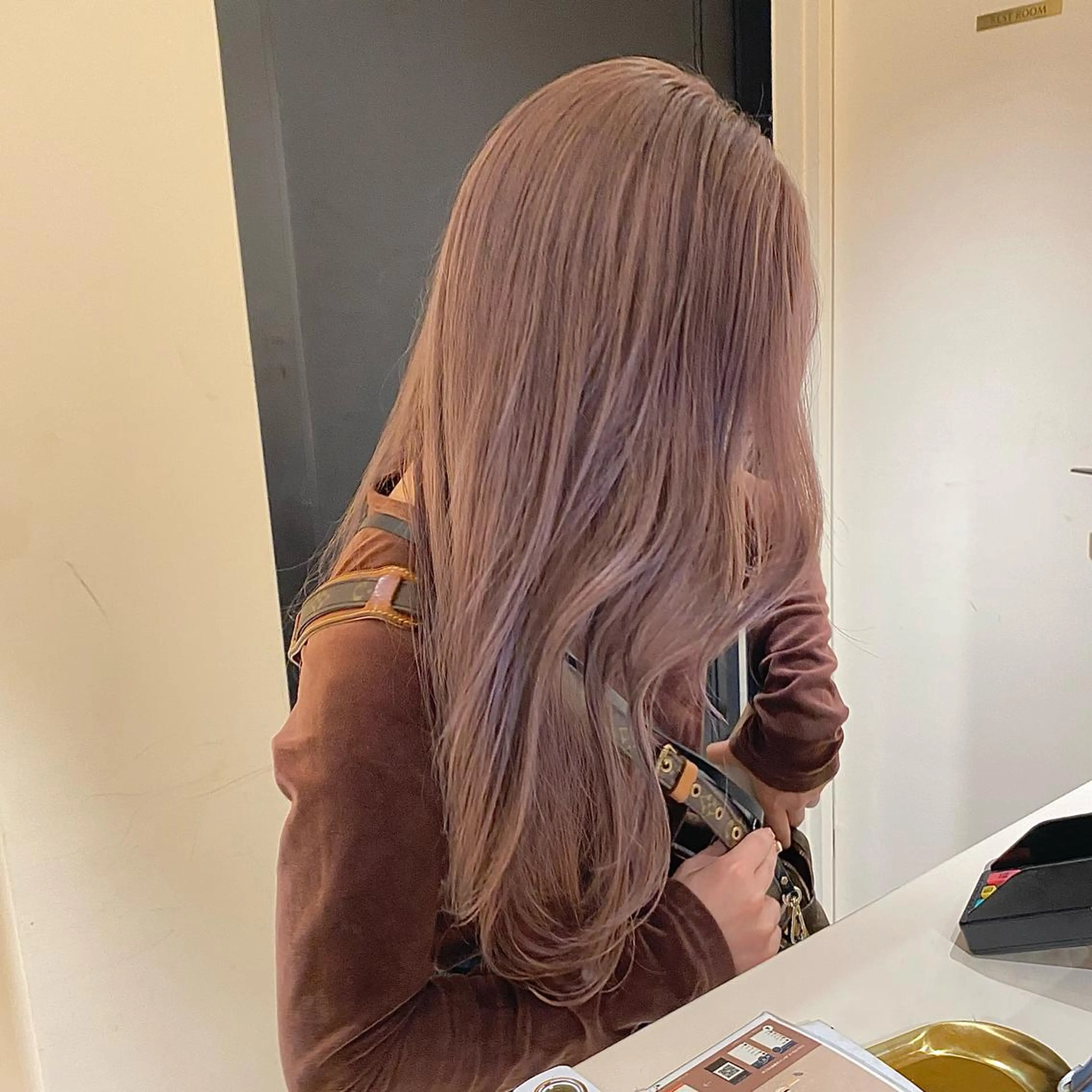 セミロング カラー ベージュカラー ミルクティーベージュ ayumi / ミディアムトーンのヘアスタイル