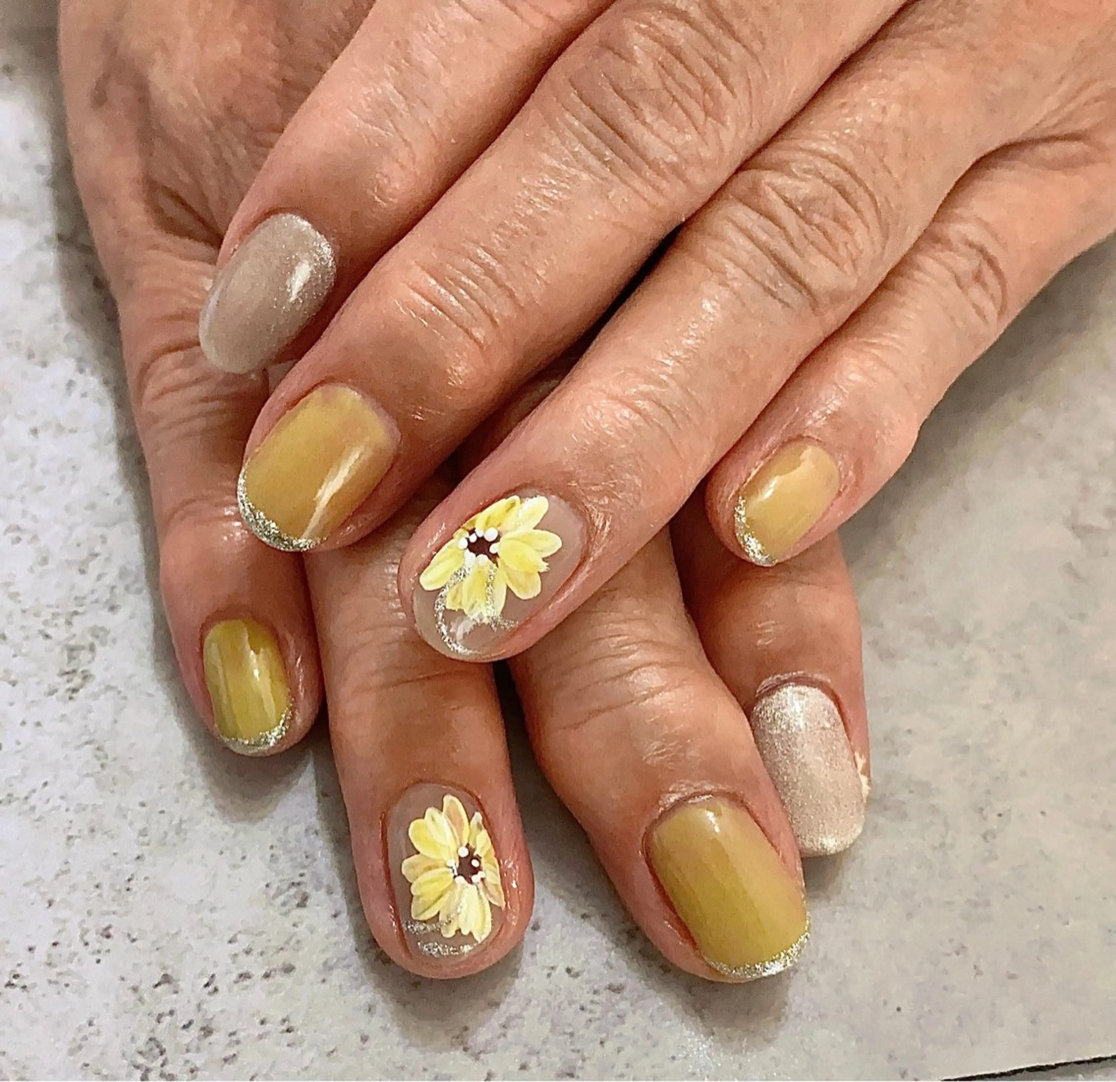 ショート イエローカラー cattleya nailのネイルデザイン