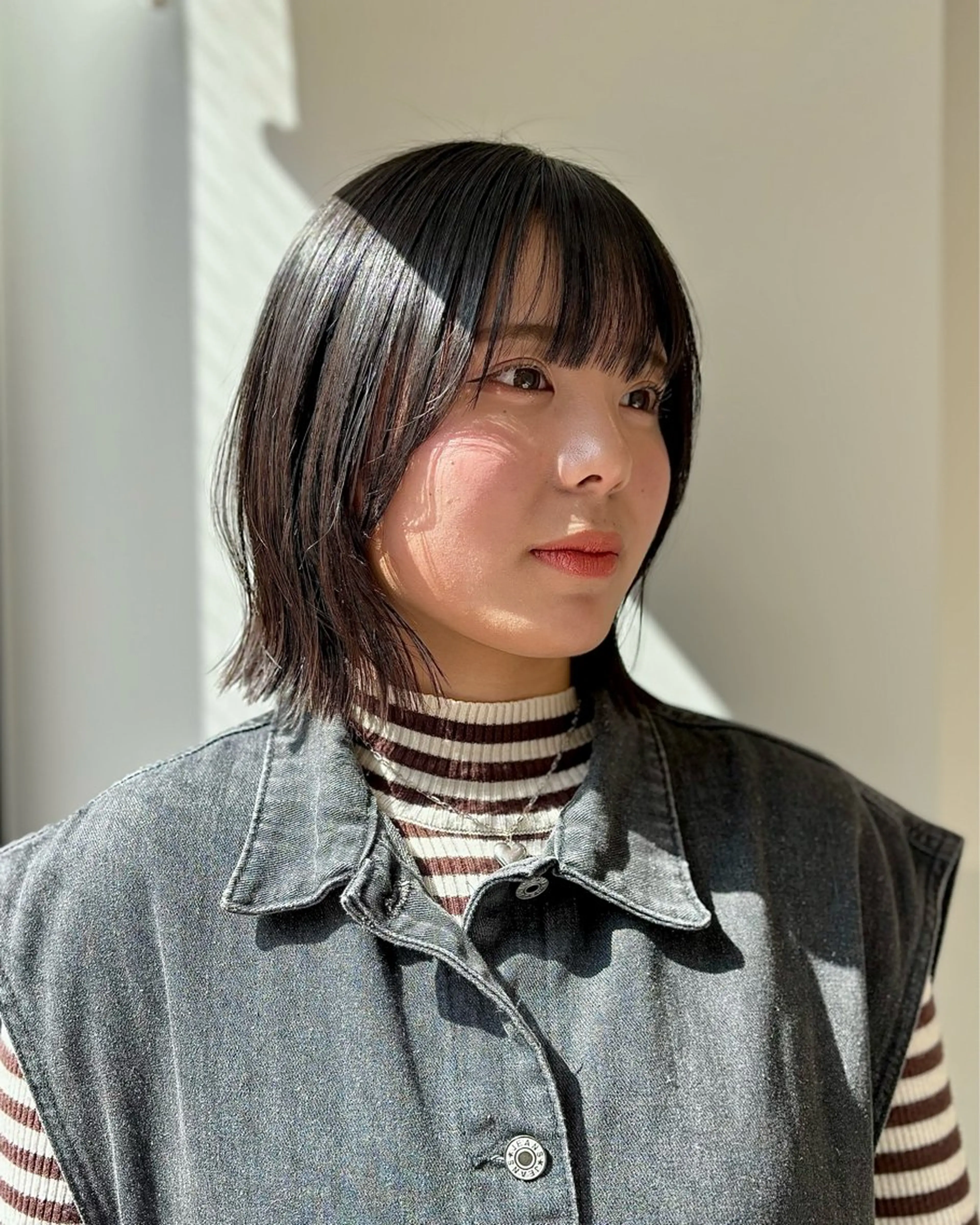 ショート カラー パーマ ヘアアレンジ メンズ 切りっぱなしボブ メンズ韓国風 ボブ くせ毛 髪質改善 切りっぱなしヘアボブ ミディアムヘアRYOのヘアスタイル