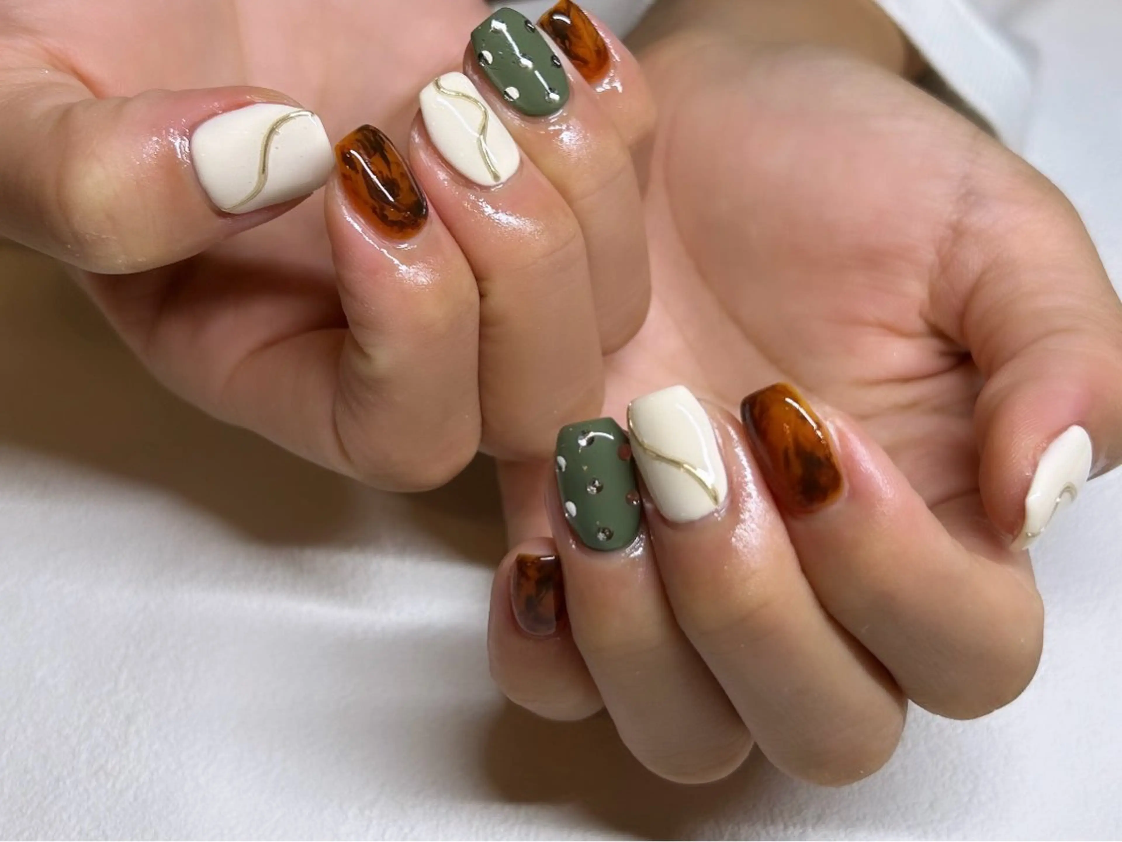 ネイル べっ甲ネイル ニュアンスネイル シンプルネイル mark by 7 LOOKS yukaのネイルデザイン