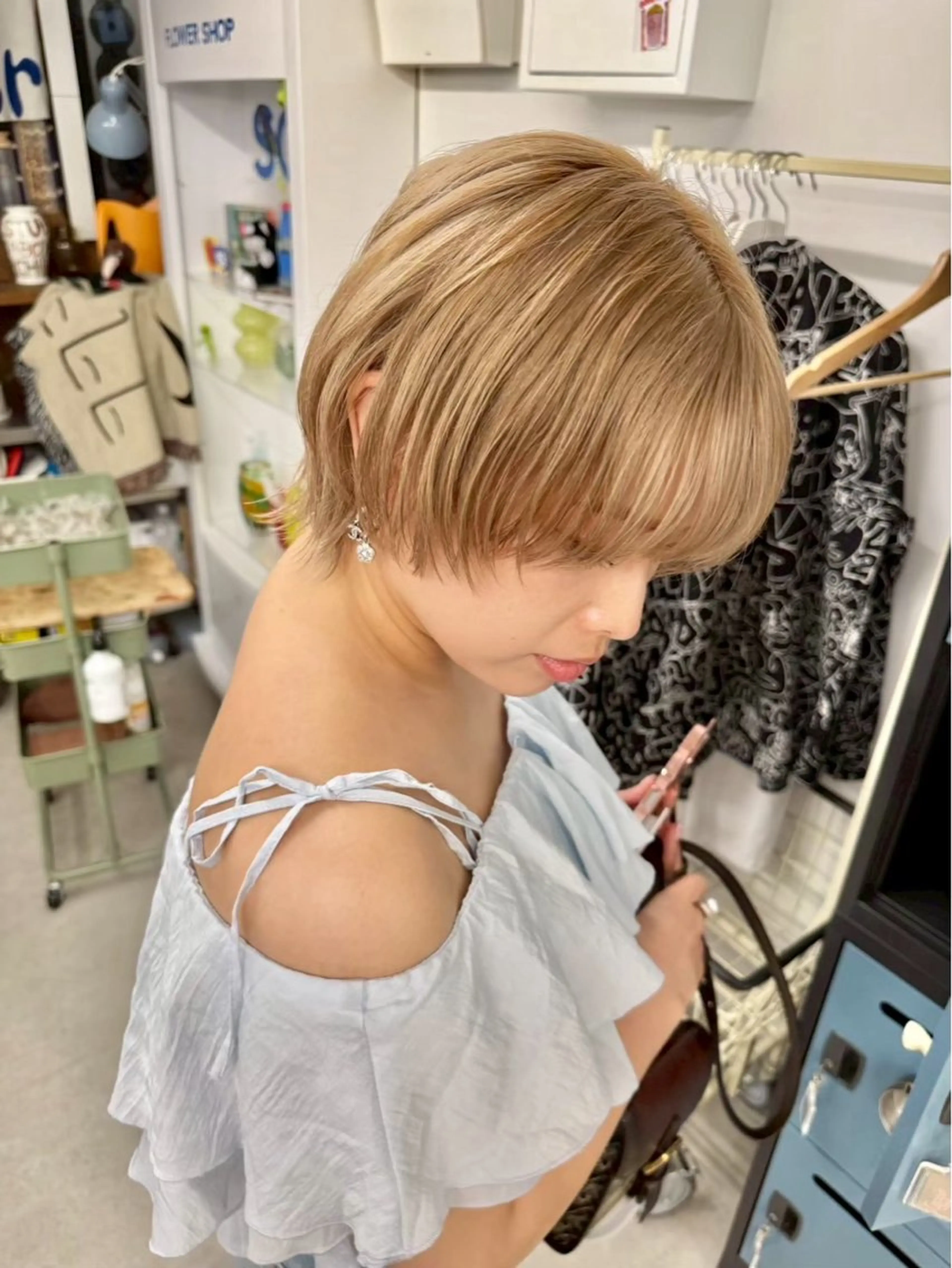 ショート Hug👩🏼‍🦱 ハイトーンボブのヘアスタイル