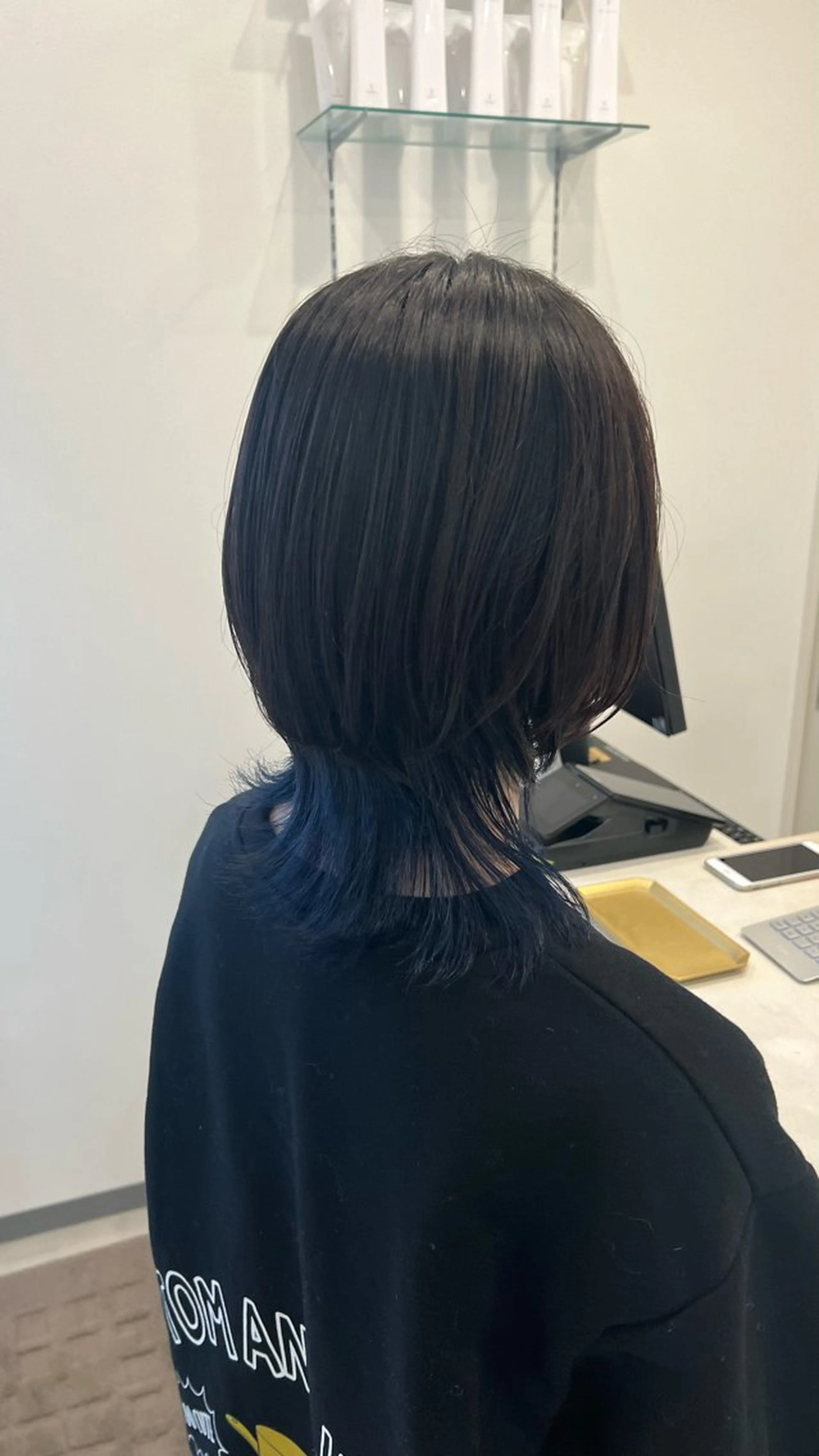 ミディアム カラー ブリーチ ブルーカラー インナーカラー ウルフカット 麻柄 純也のヘアスタイル