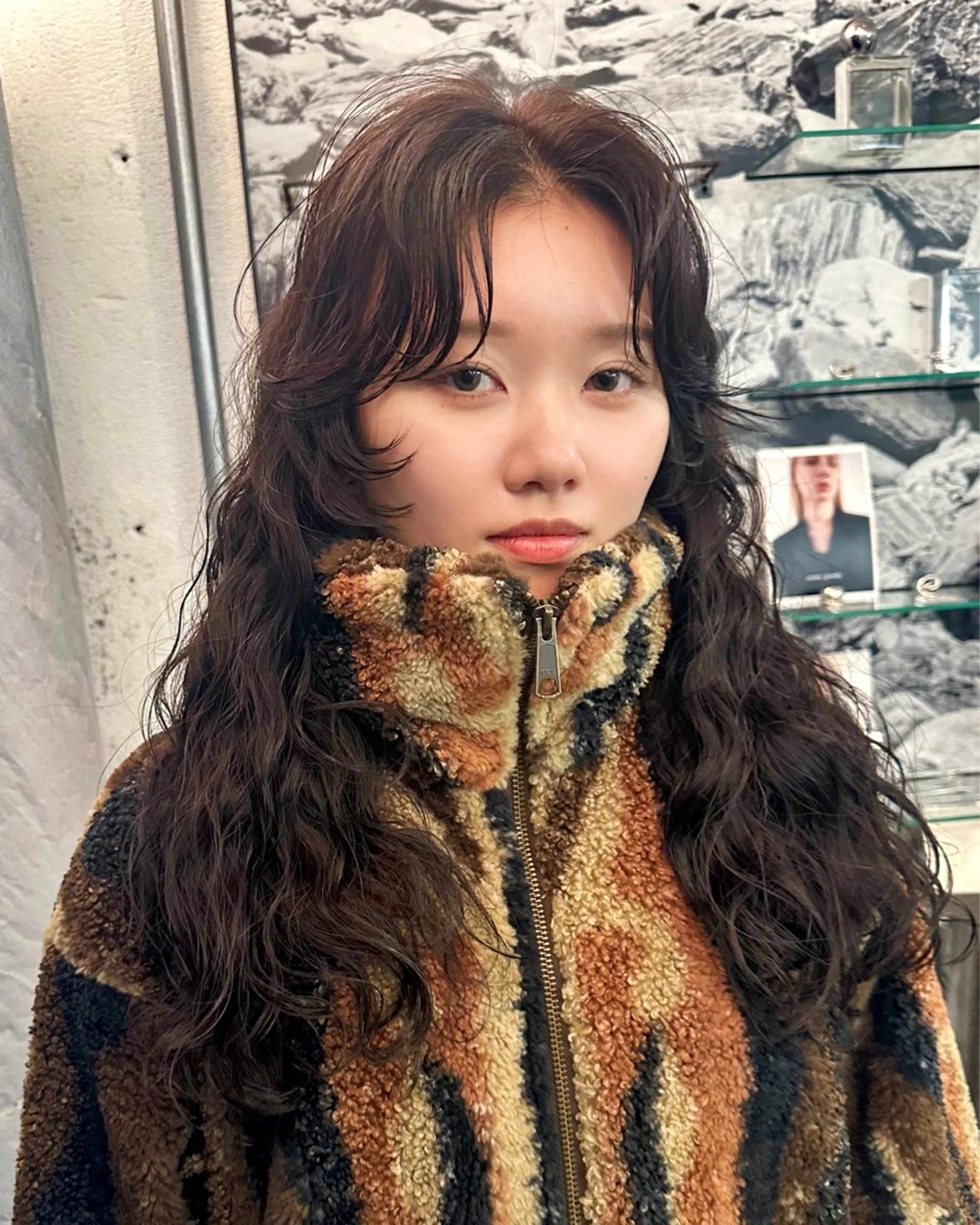 カット＋パーマ 『パーマ ウルフパーマ ミディアムパーマ パーマモデル ゆるめパーマ 前髪パーマレイヤーパーマ 』の写真