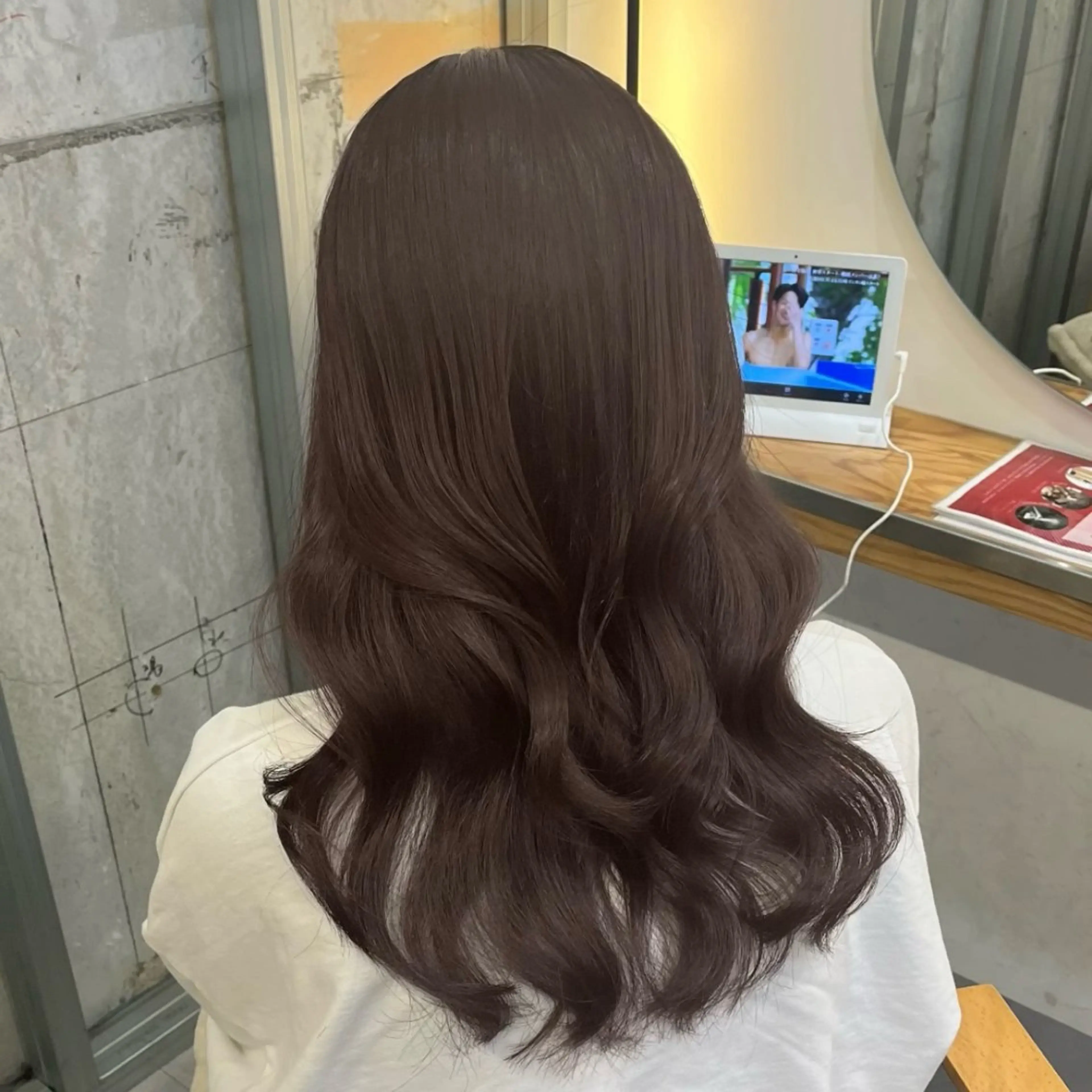 ロング カラー パーマ アッシュ アッシュグレー アッシュグレージュ ベージュカラー 黒髪 カット ヘアカラー トリートメント akira｜ 透明感ベージュ｜梅田のヘアスタイル