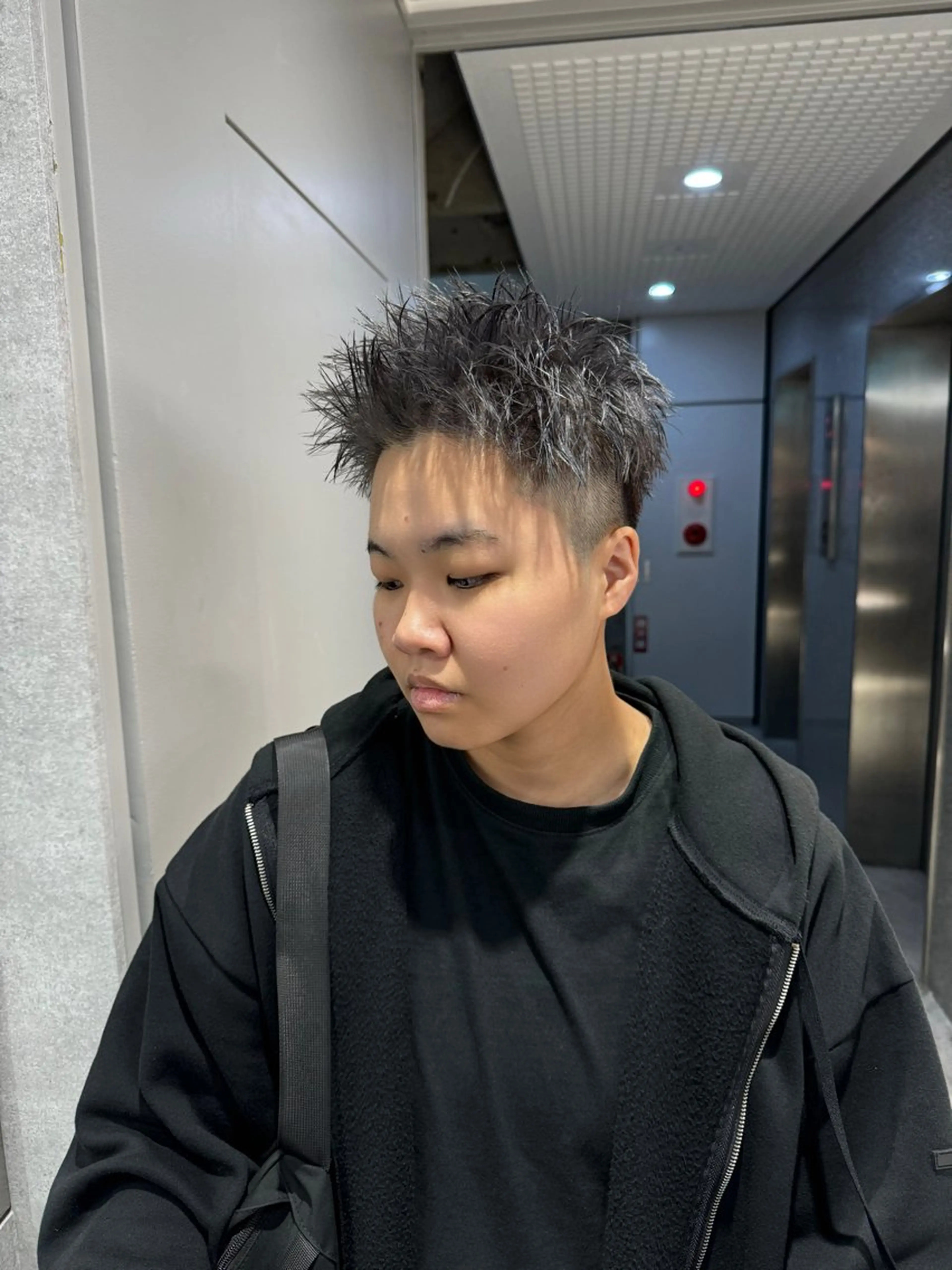 ショート カラー パーマ ヘアアレンジ メンズ メンズブリーチ センターパート フェザーパーマ メンズハイライト メンズハイトーン カット ヘアカラー パーマ トリートメント ヘッドスパ ヘアセット スパイキー/フェザー /波巻き/かいとのヘアスタイル