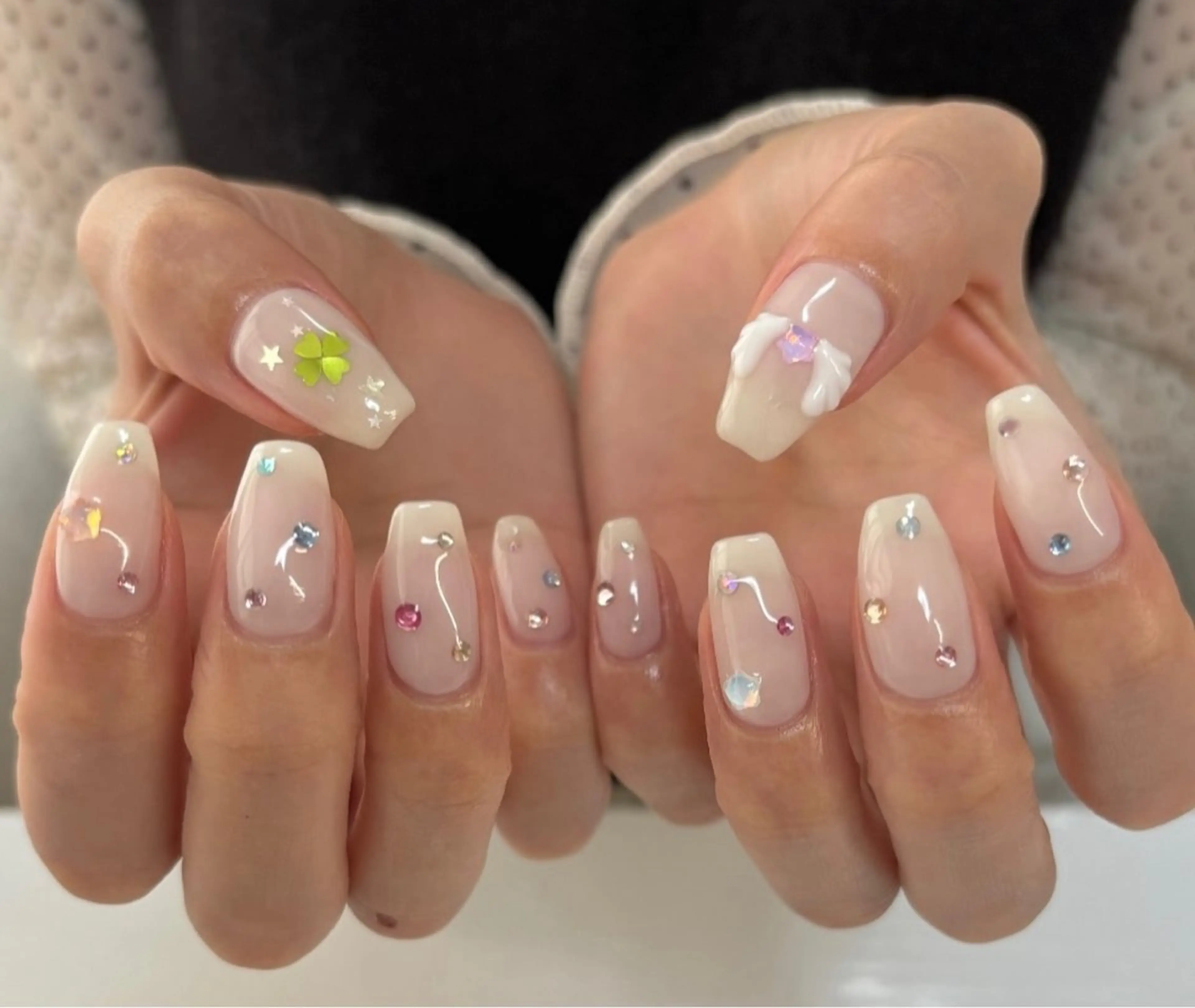 ネイル オーロラネイル クリアネイル フラッシュネイル ジェルネイル グラデーション ハンドネイル Amee Nail Salonのネイルデザイン