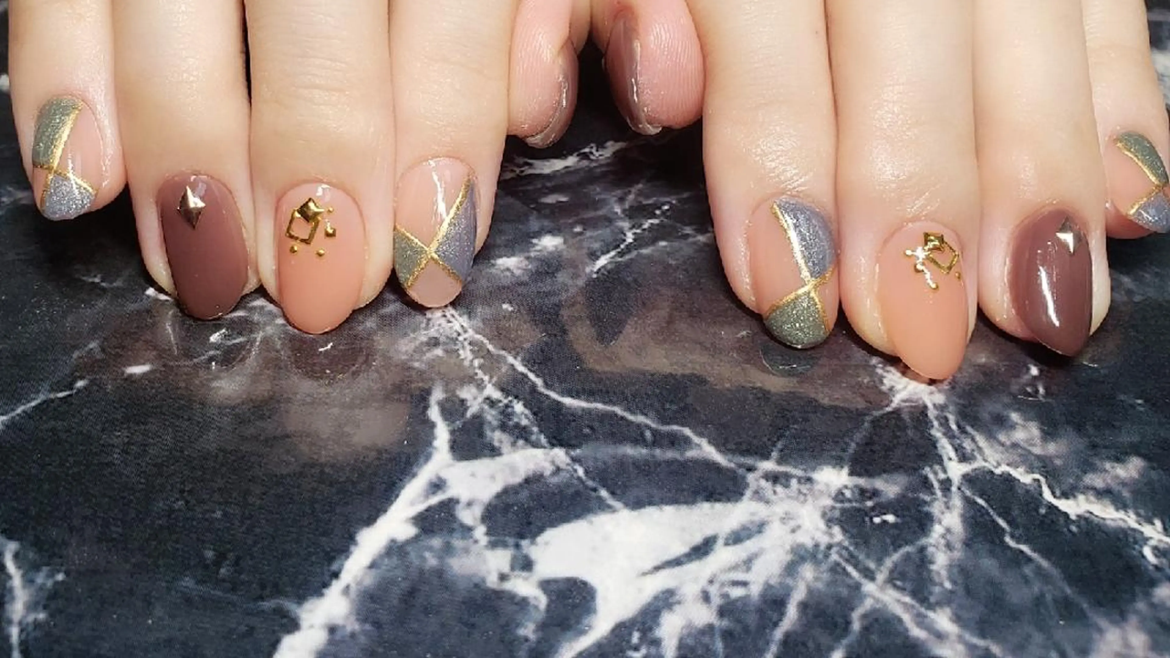 ミディアム ネイル クロキ 。のネイルデザイン