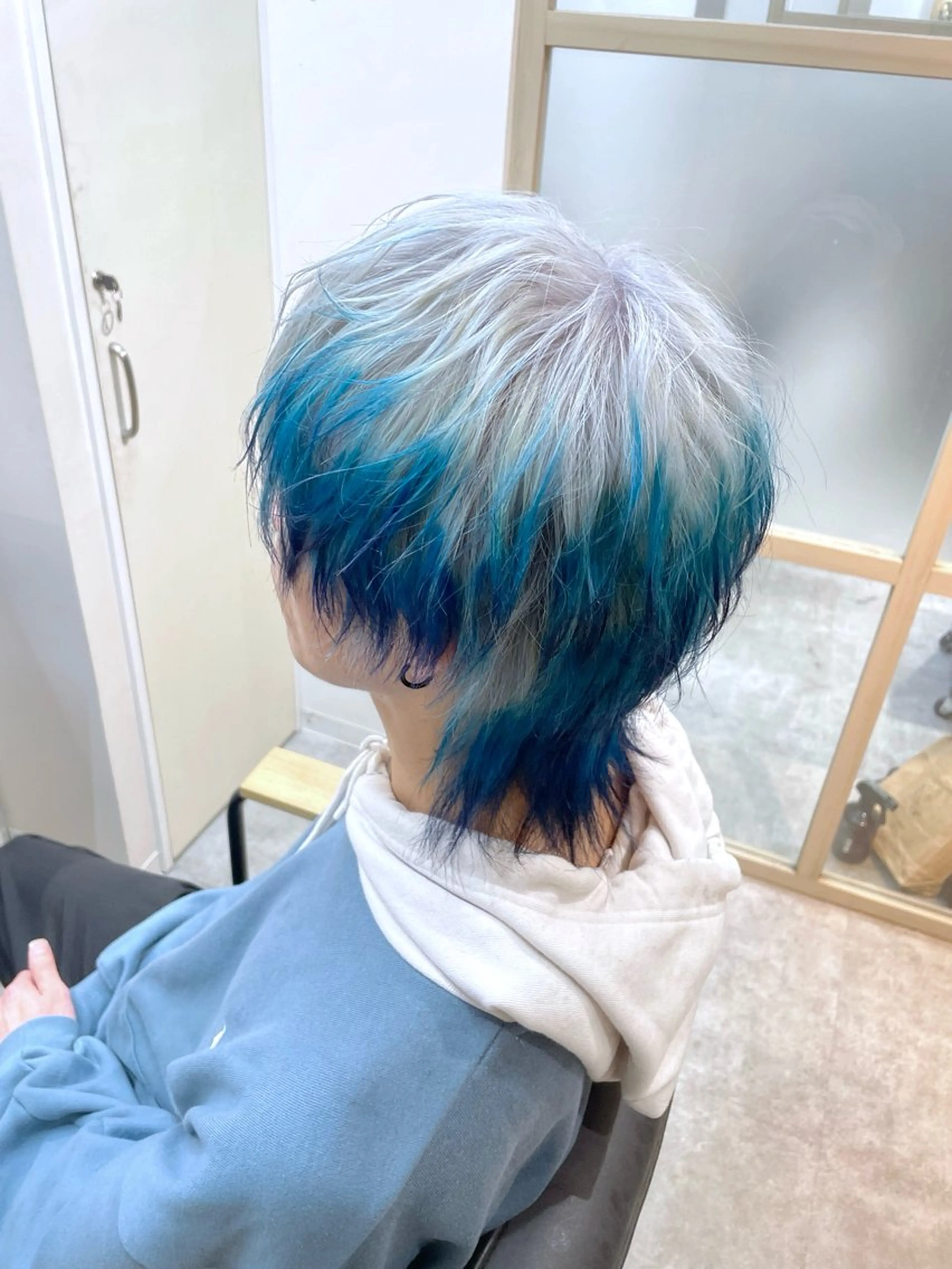 ミディアム カラー メンズ ブルーカラー グラデーションカラー ☁️ケアブリーチ￤ ウルフ￤Shioriのヘアスタイル