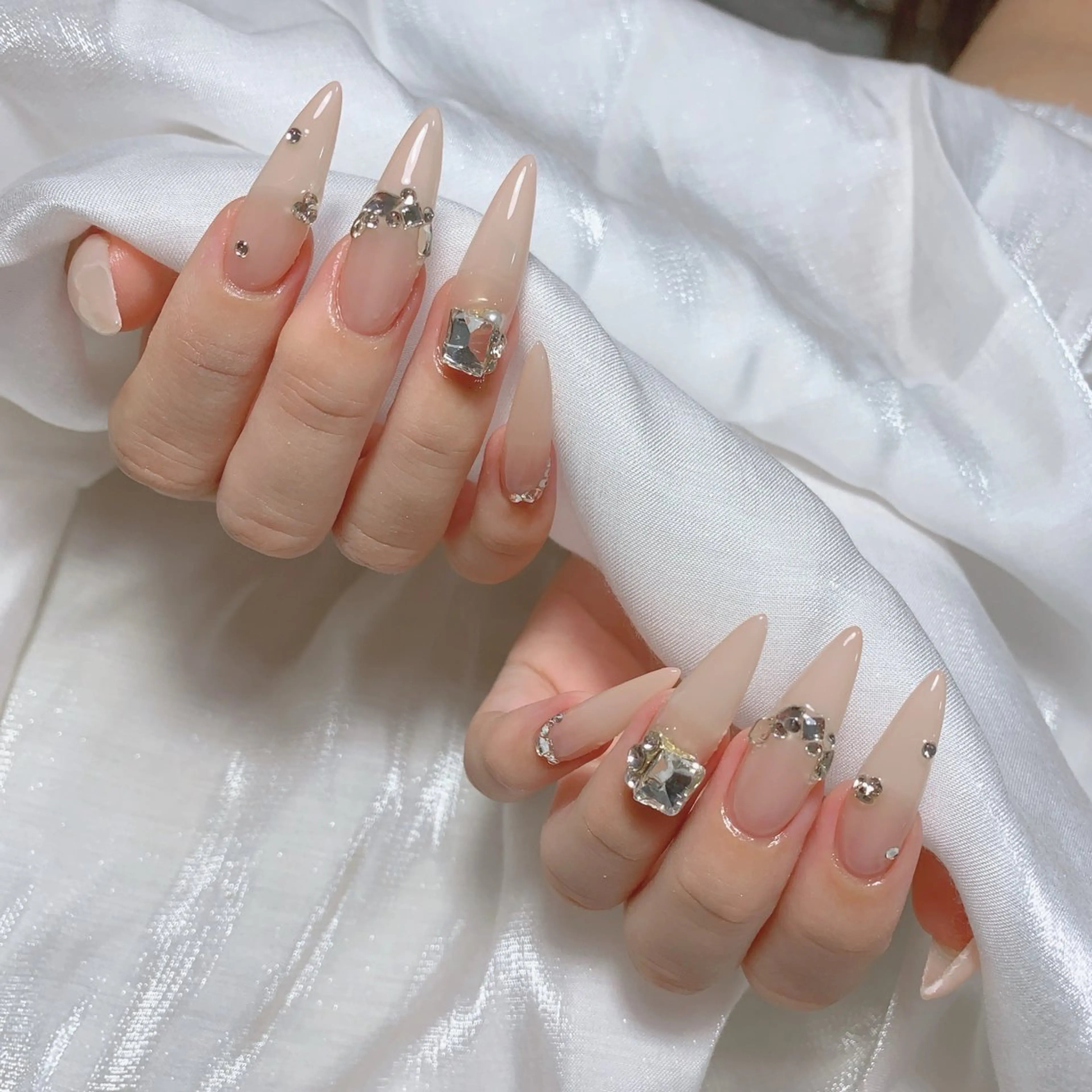 ネイル ブルー チークネイル フレンチネイル ハート ホログラムネイル ハンドネイル インフィニティ ネイルサロンのネイルデザイン