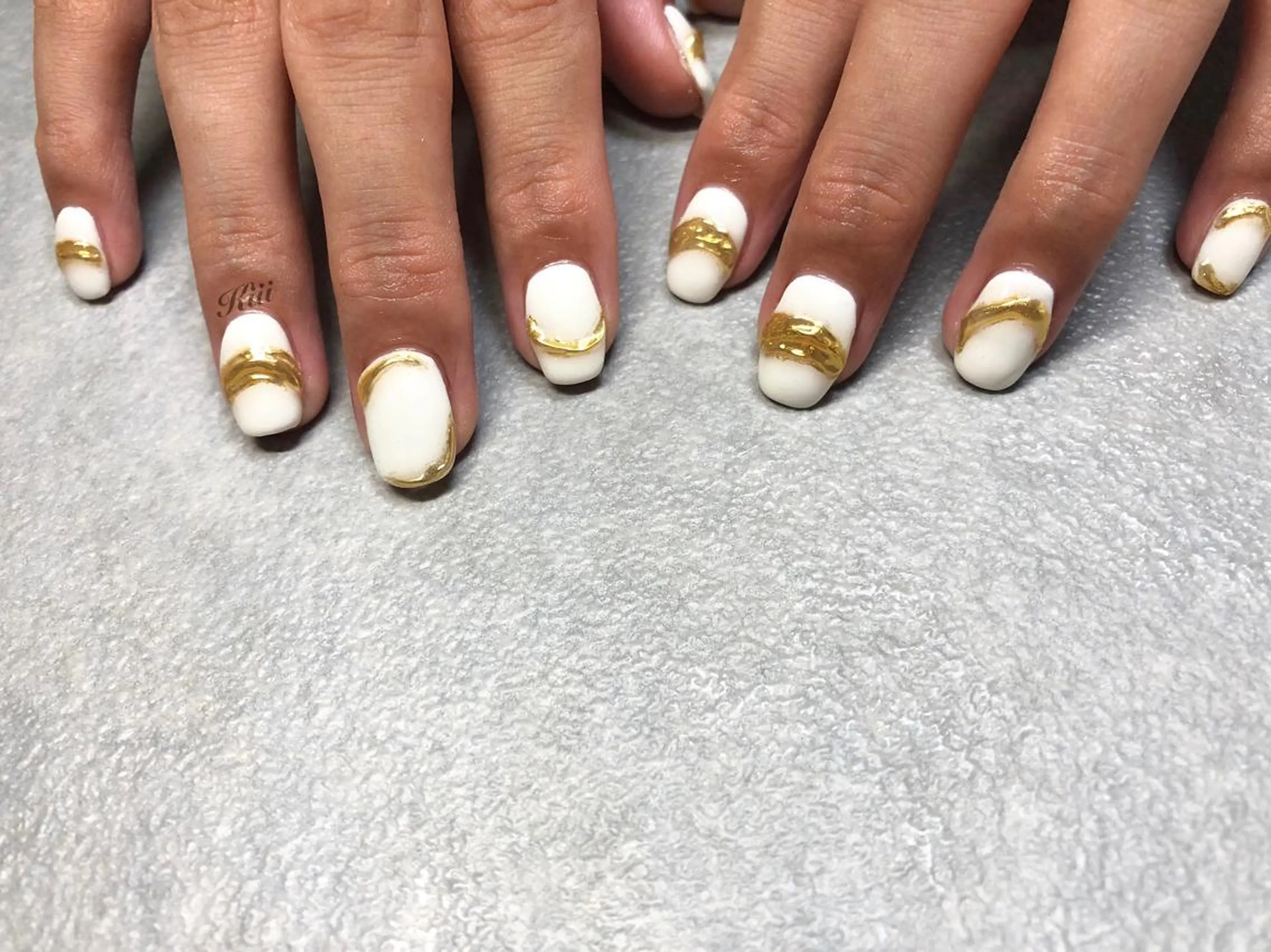 ネイル ホワイト ハンドネイル フットネイル kiii.__ ✴︎*のネイルデザイン