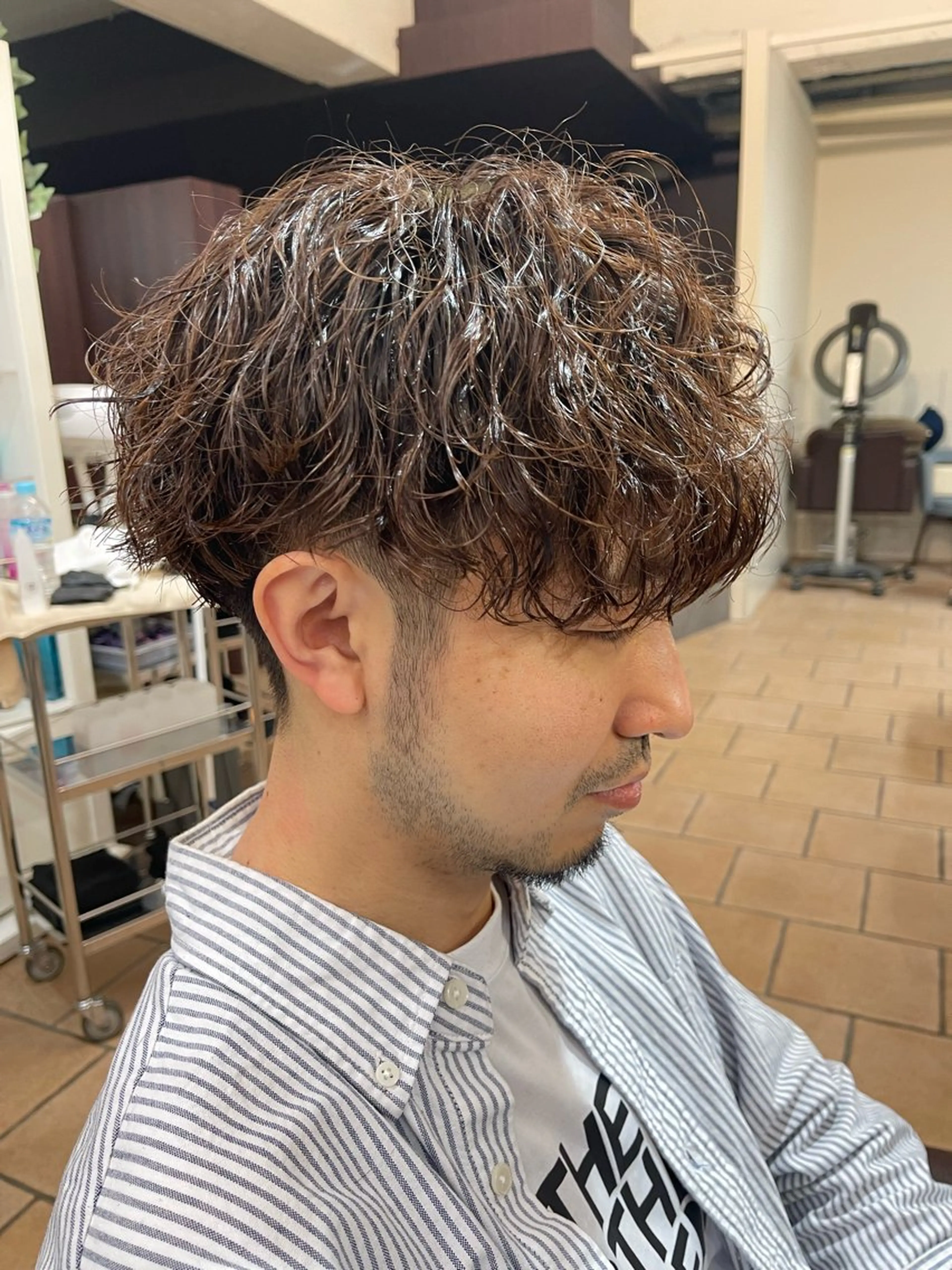 ミディアム パーマ メンズ ミディアムパーマ メンズパーマ 波巻きパーマ スパイラルパーマ カット パーマ メンズカットパーマ ✂️ JOYAのヘアスタイル