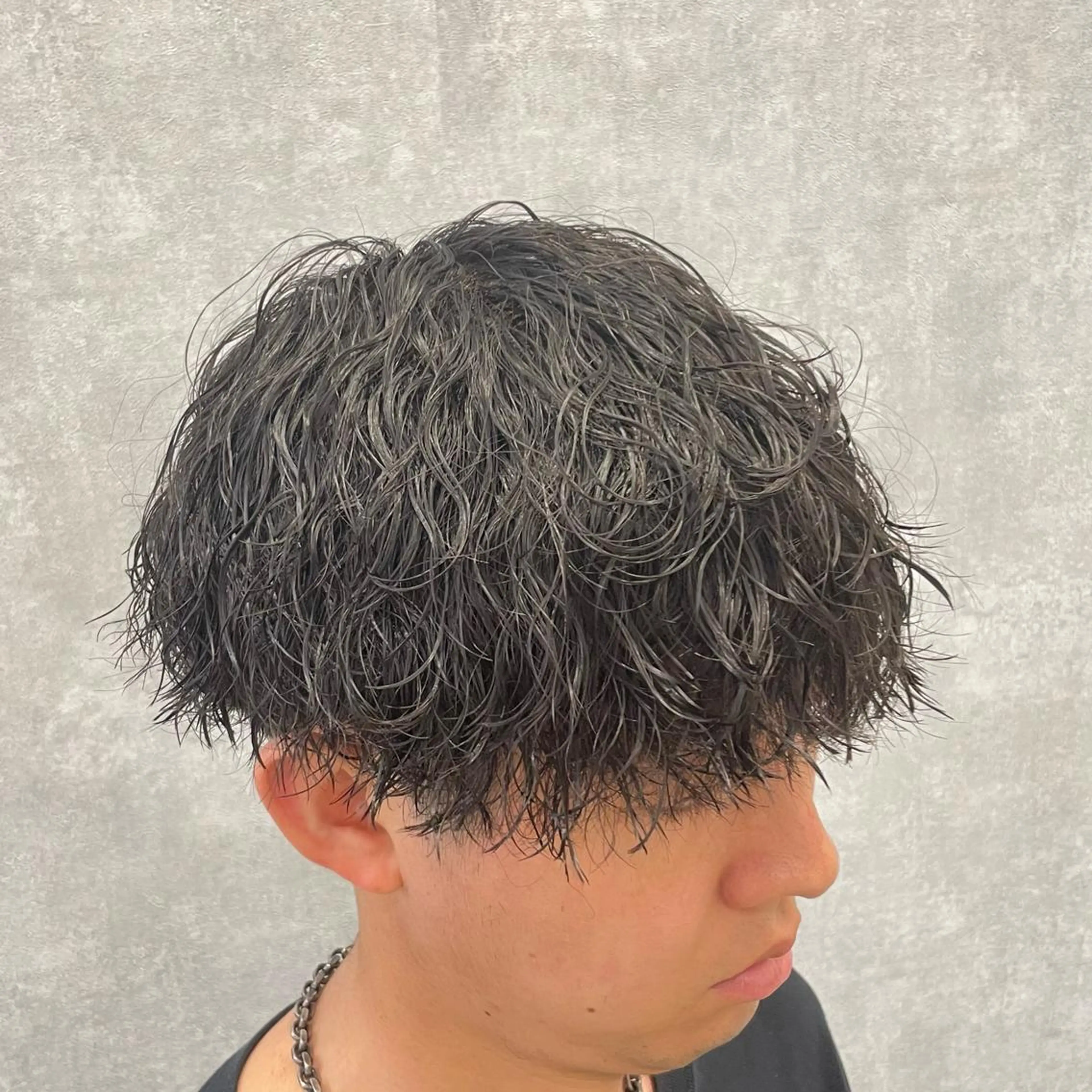 ショート パーマ メンズ 波巻きパーマ 港南台短髪特化 フェザーパーマのヘアスタイル