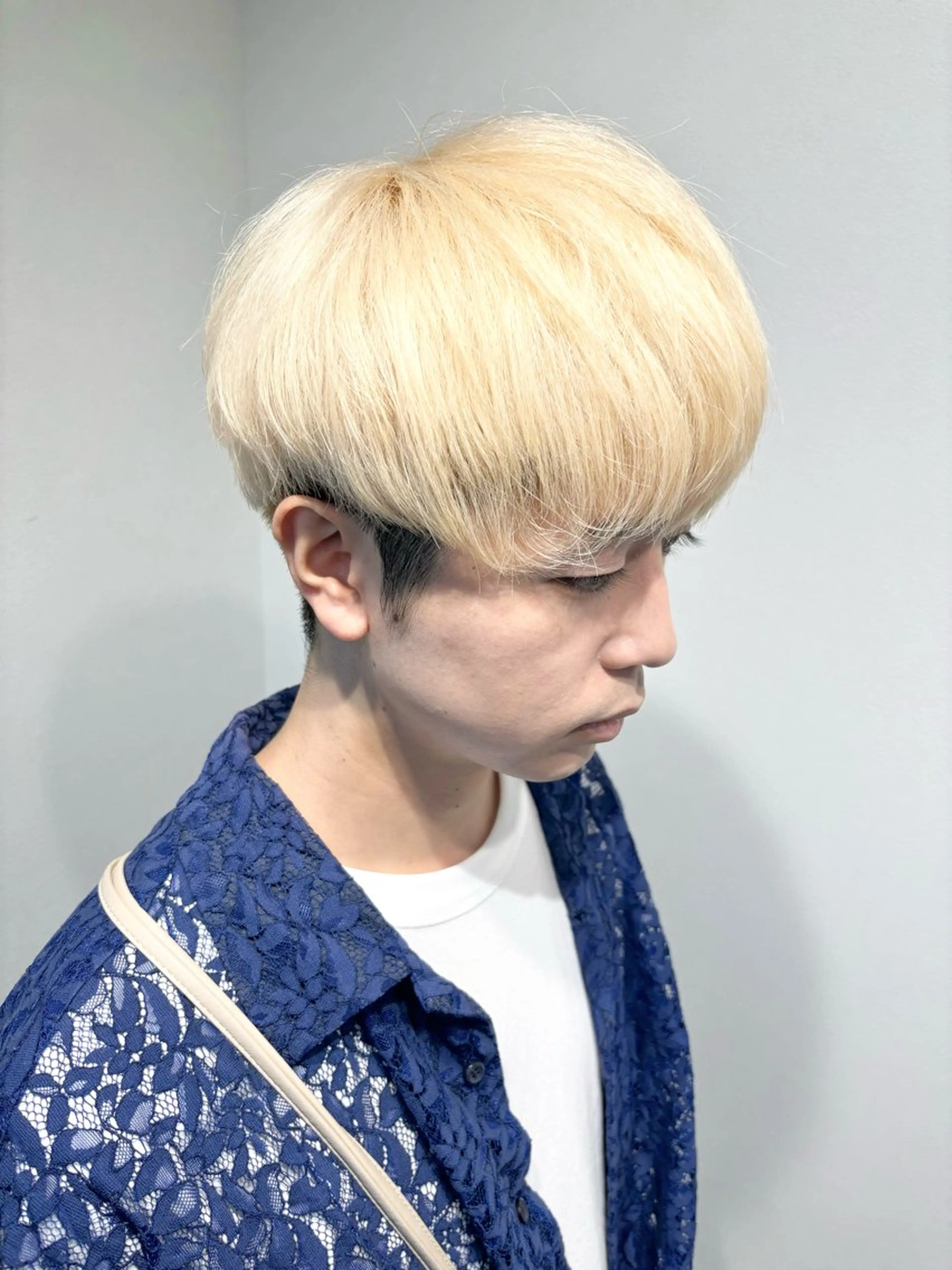 ミディアム カラー メンズ メンズブリーチ ベージュカラー ブリーチ ホワイトベージュ 穐田 航のヘアスタイル