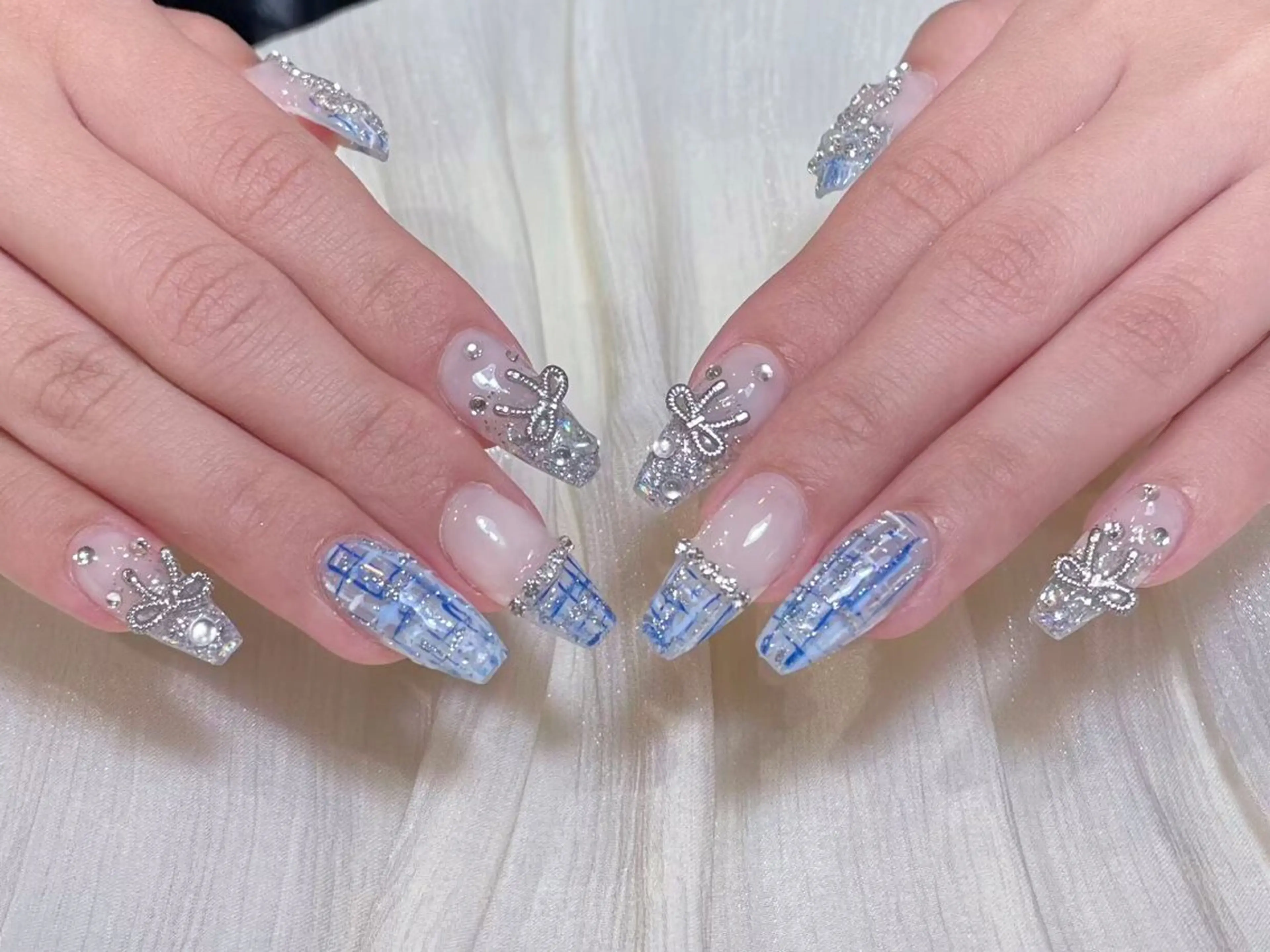 ネイル アートネイル オーロラネイル ガーリー キラキラネイル 韓国ネイル ハンドネイル hijiri 💅のネイルデザイン