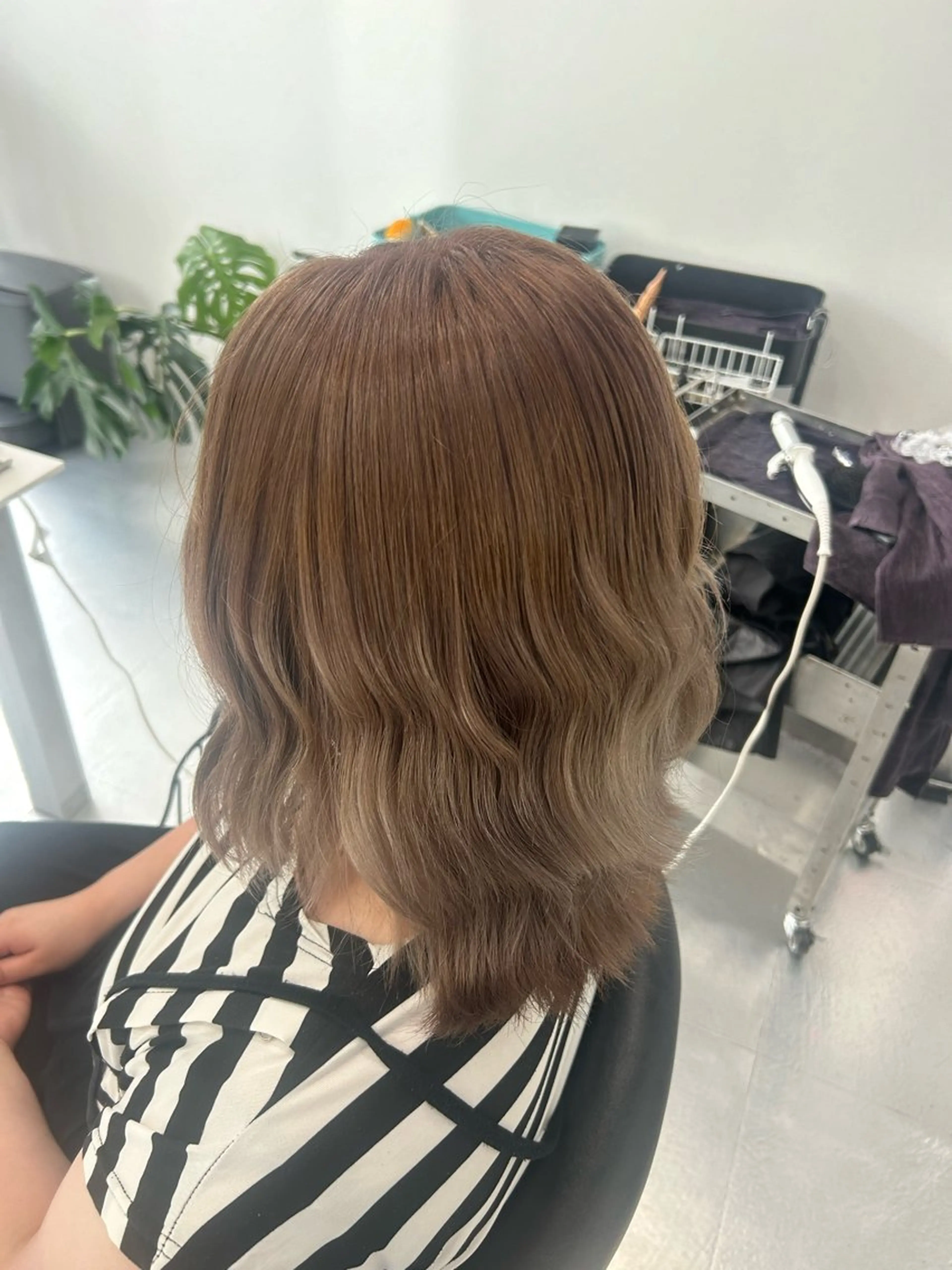 ミディアム あやめ🪽 オリーブ/ハイトーンのヘアスタイル